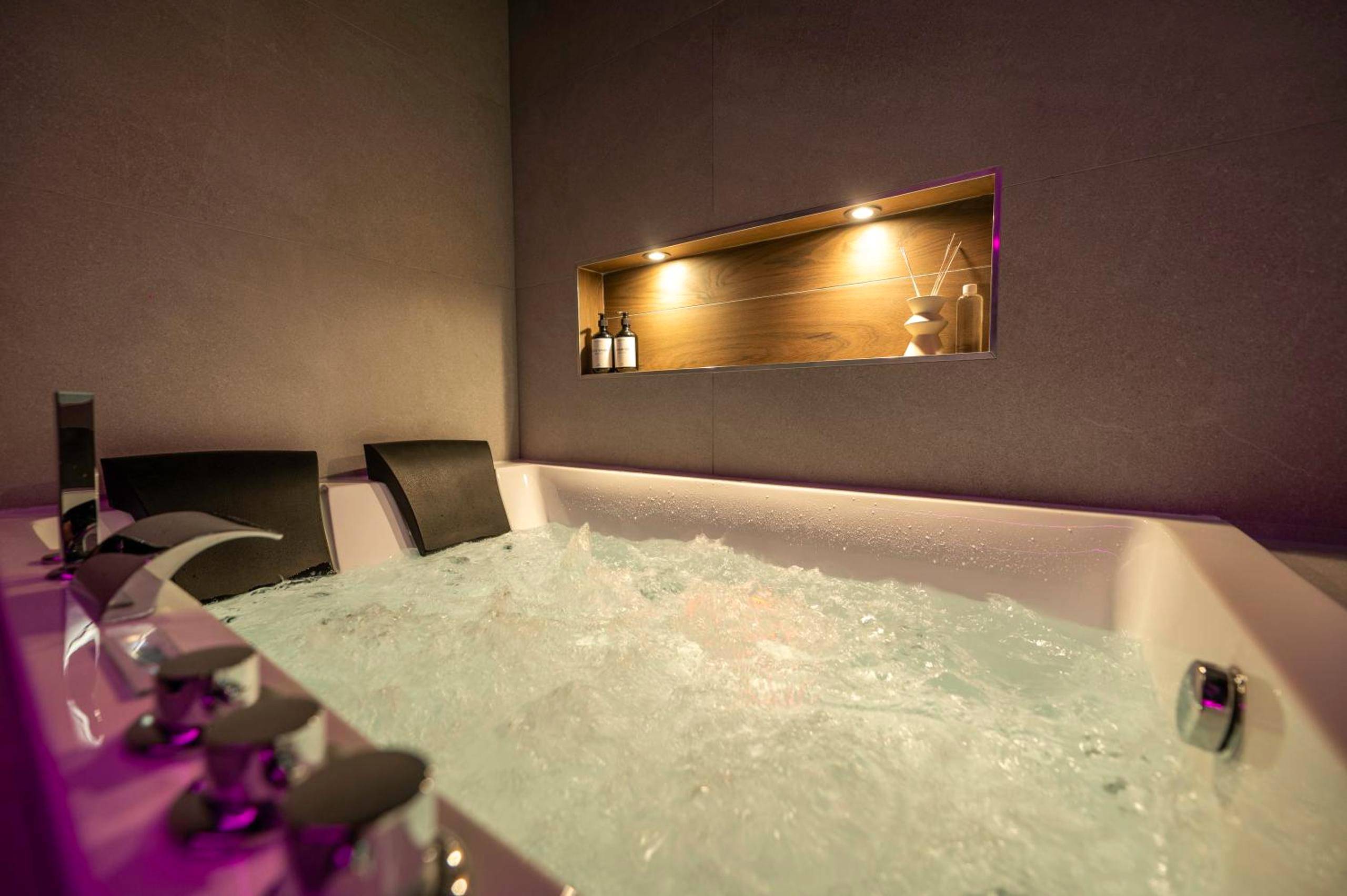 Baignoire balnéo avec jets et étagère éclairée - LV Suites Jaude