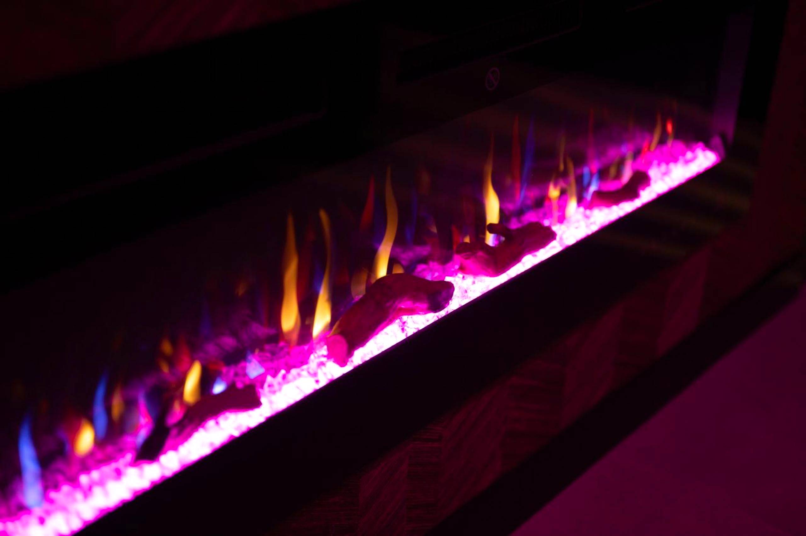 Gros plan sur flammes de cheminée décorative - LV Suites Jaude