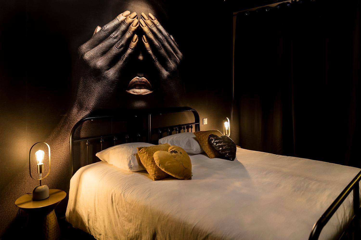 Lit double avec fresque murale artistique - Love Room Palluau - LWHouse