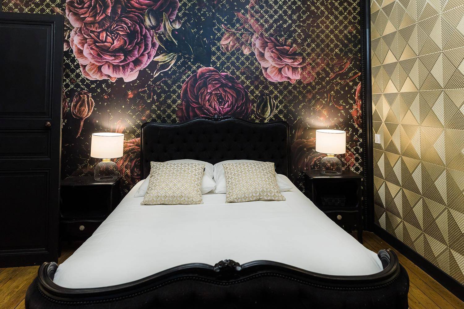 Chambre avec papier peint floral et lit baroque - LWHouse