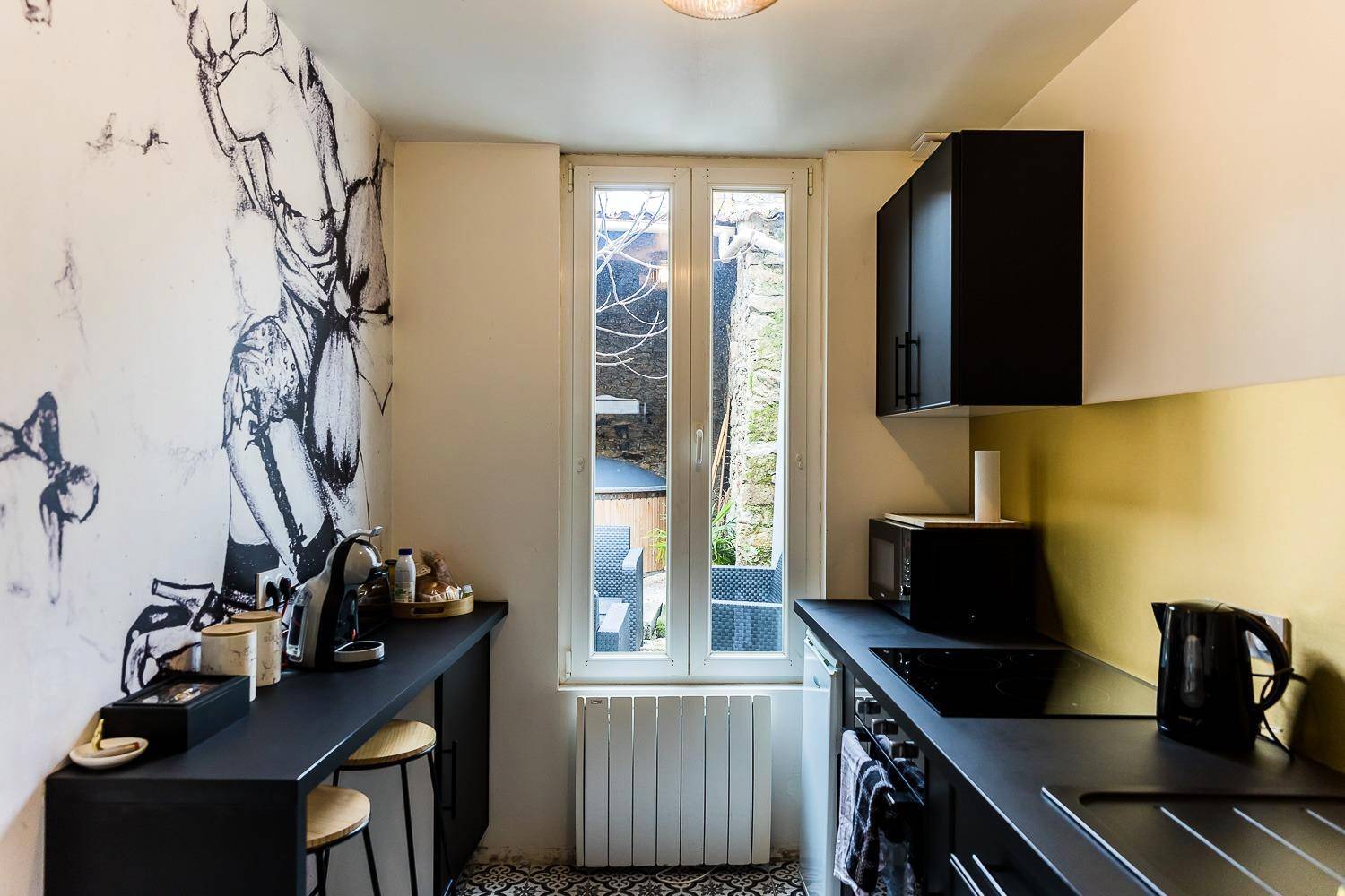 Cuisine équipée moderne avec bar et tabourets - LWHouse