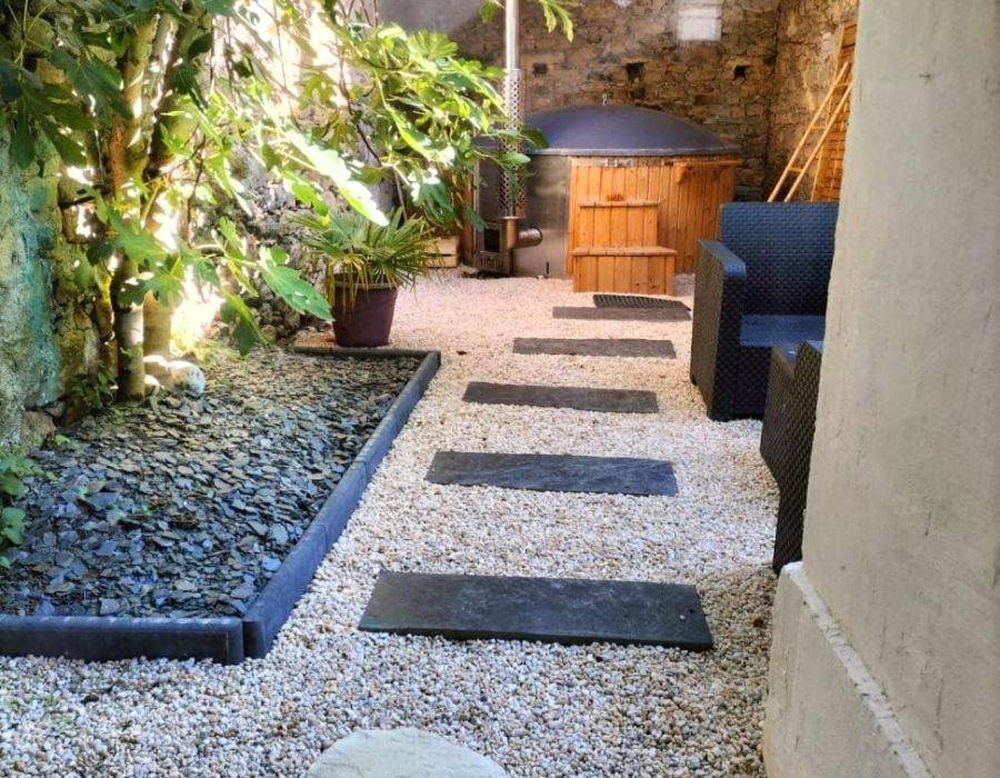 Bain nordique extérieur dans cour gravillonnée - LWHouse