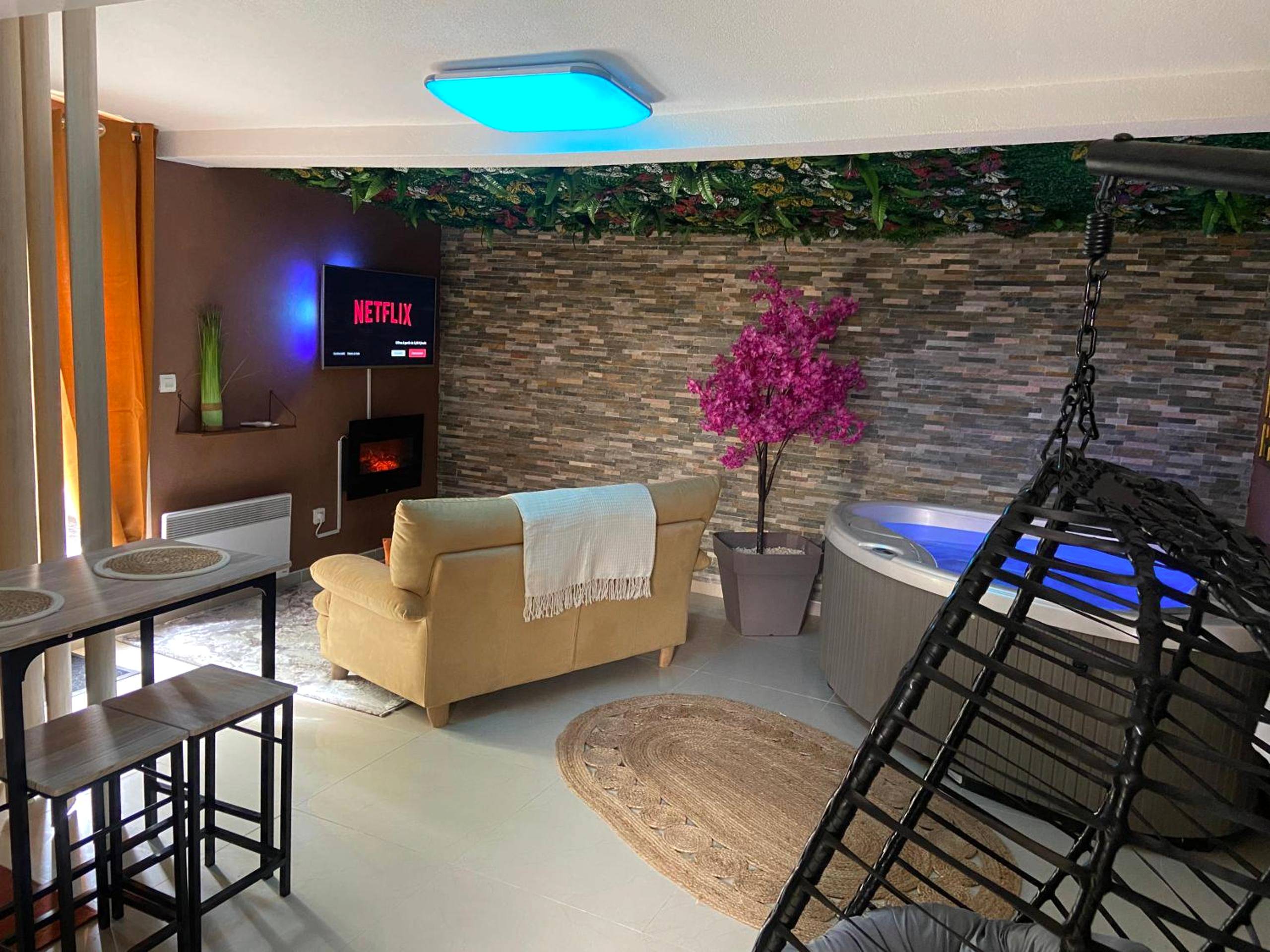 Salon avec jacuzzi et fauteuil suspendu - Love Room Kingersheim - Lyn'SPA