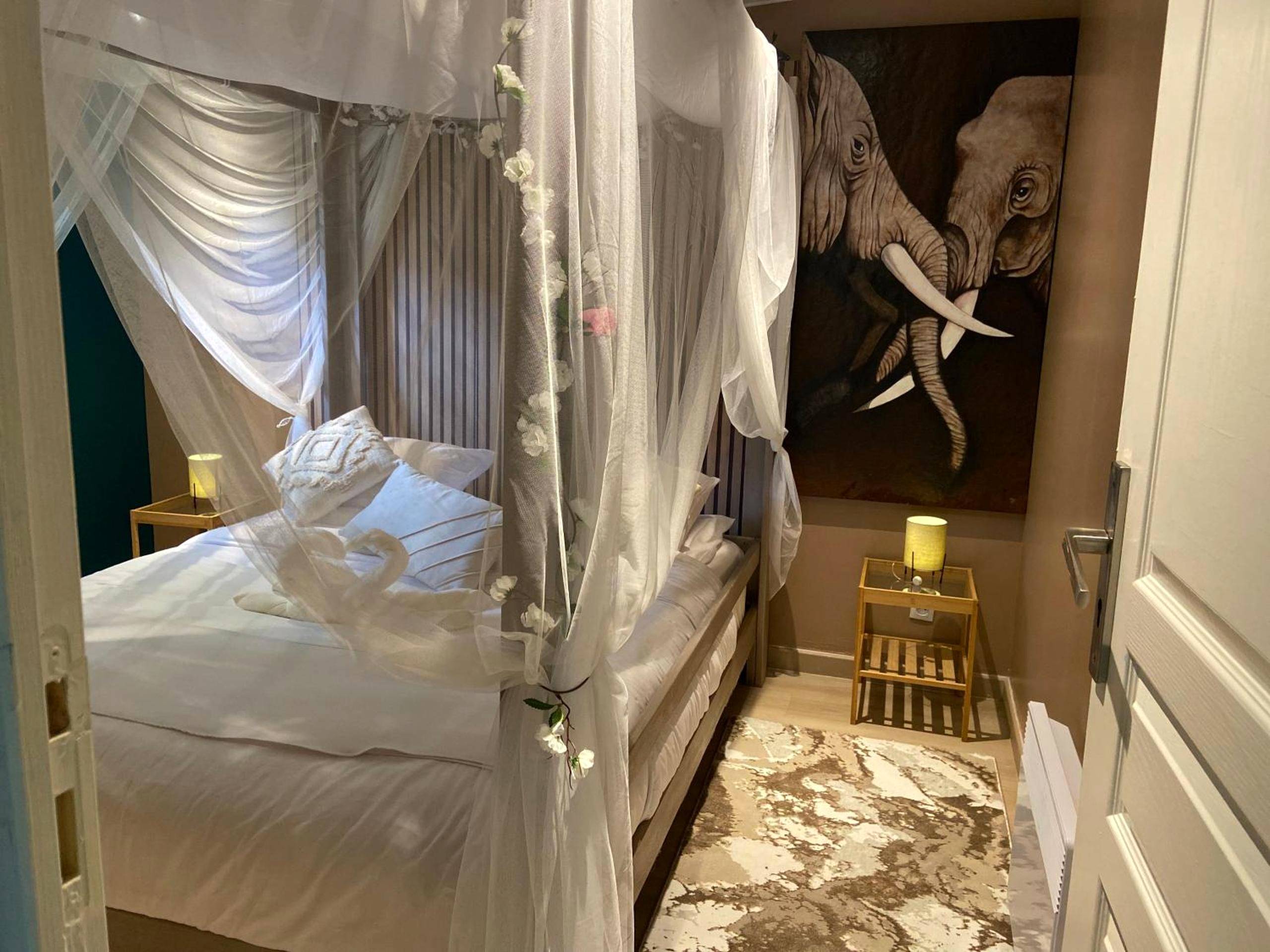 Lit à baldaquin romantique et voilages blancs - Lyn'SPA