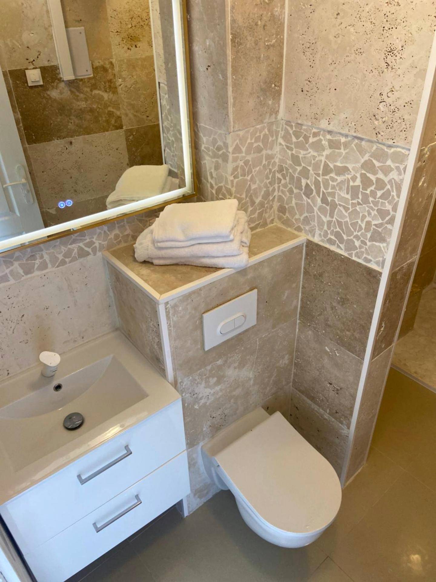 Salle d'eau moderne avec carrelage en pierre - Lyn'SPA