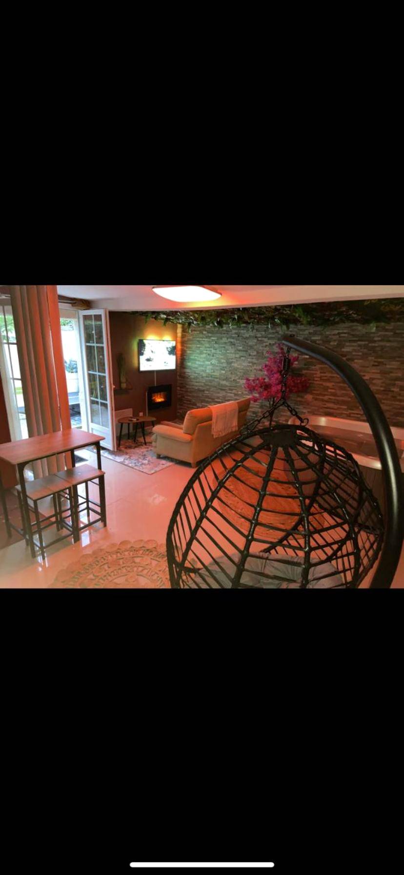 Vue d'ensemble du séjour avec éclairage tamisé - Lyn'SPA