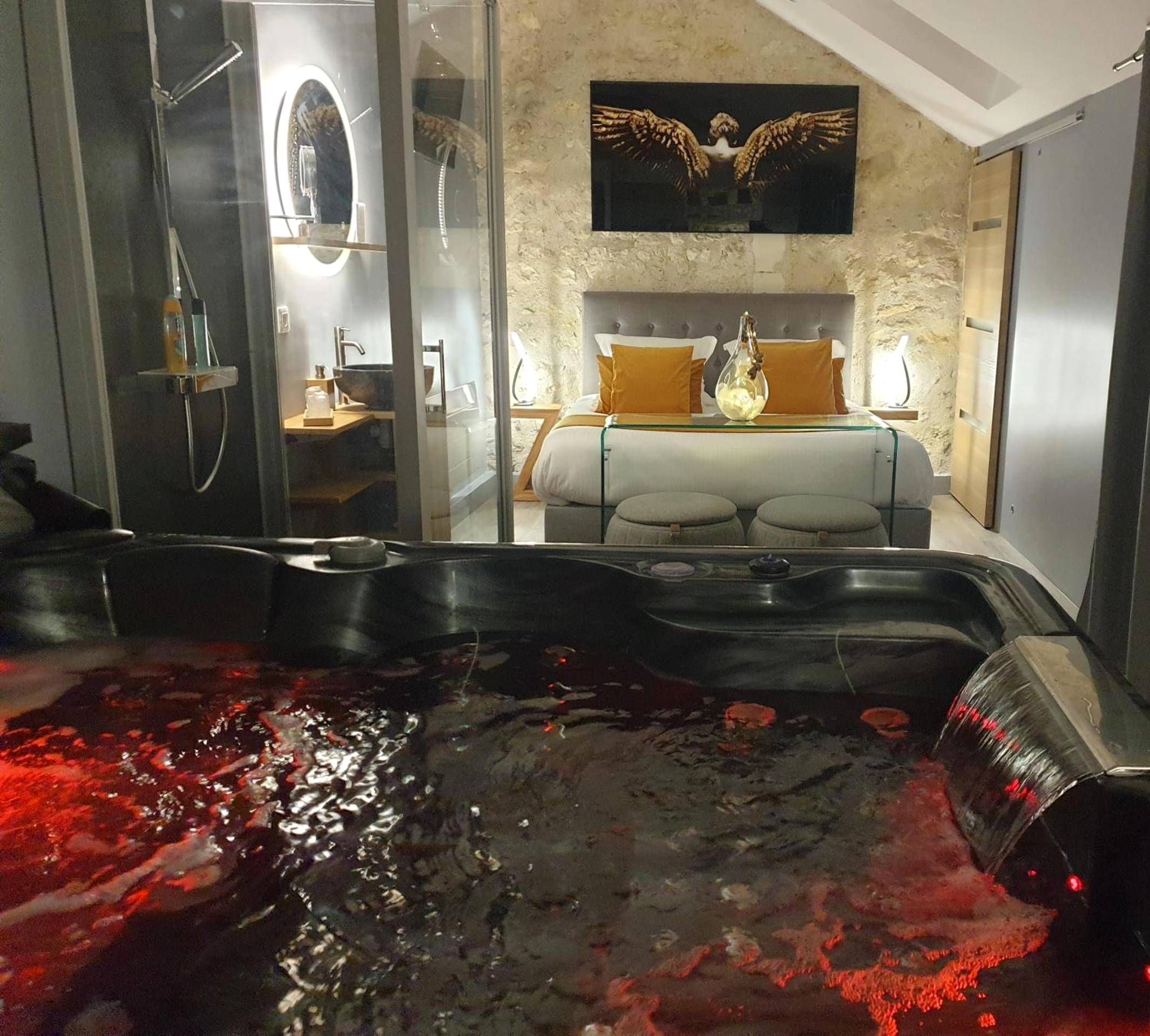 Jacuzzi privatif avec vue sur l'espace nuit - Love Room Pontlevoy - Lyzen