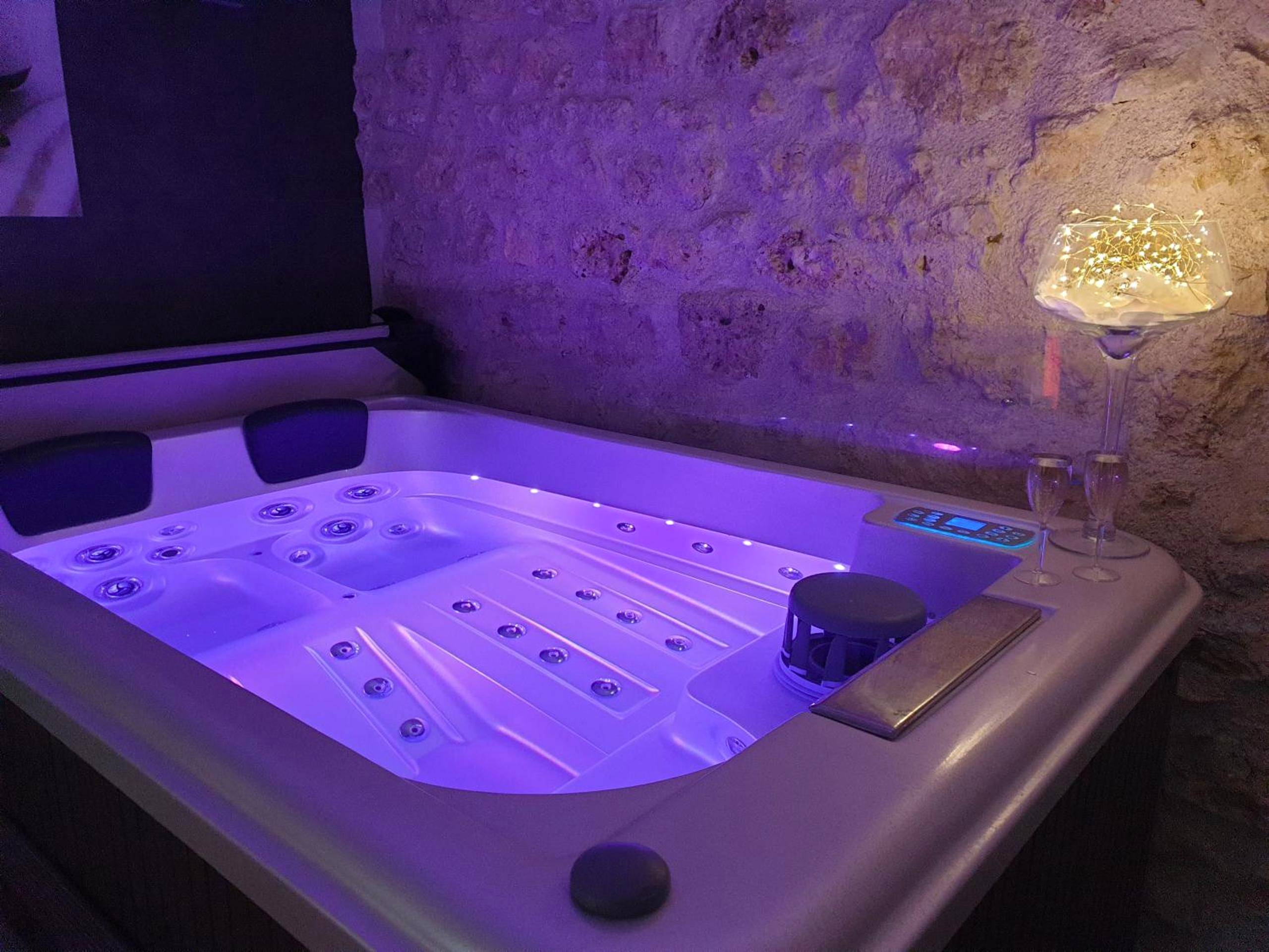 Bain à remous avec éclairage LED violet - Lyzen