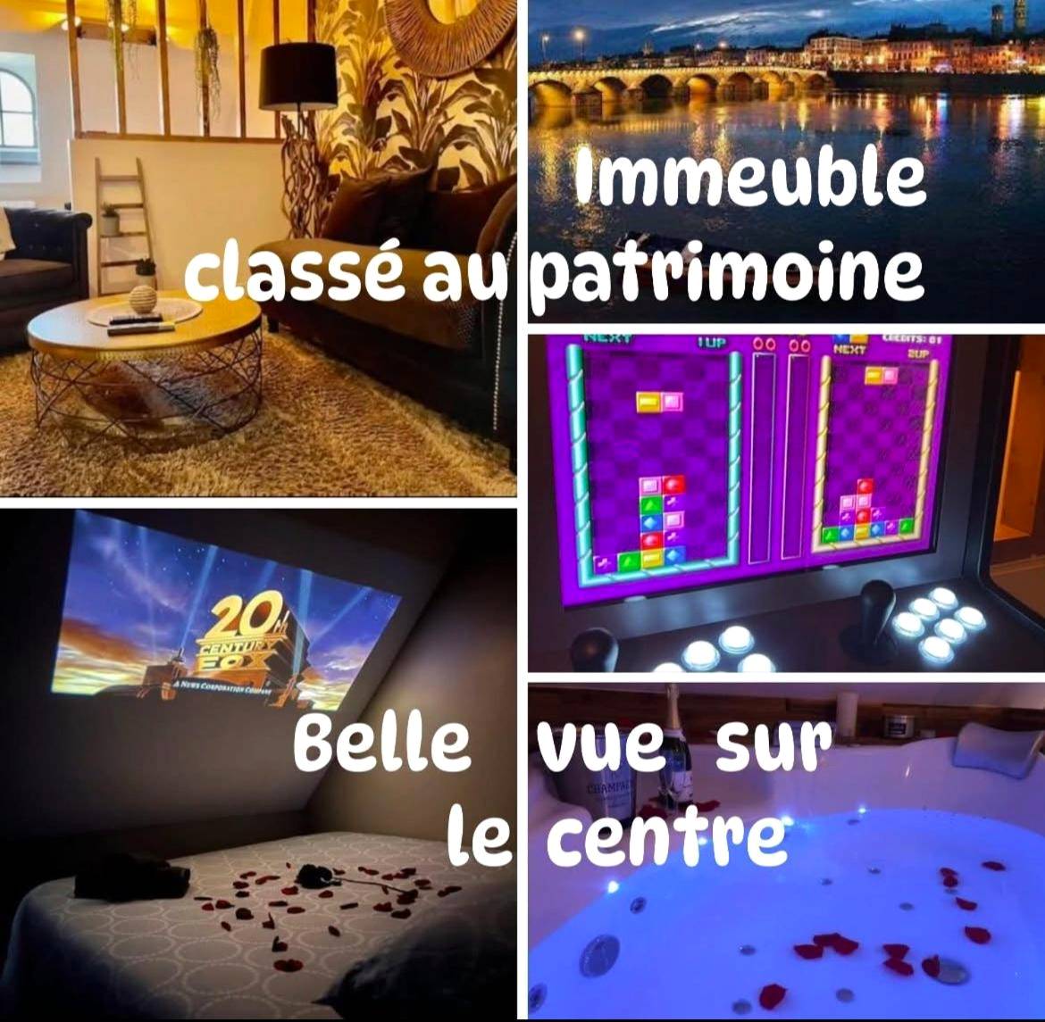 Salon cosy avec canapé et papier peint jungle - Love Room Mâcon - Séjour détente au cœur de MÂCON spa,ciné,bouteille offerte