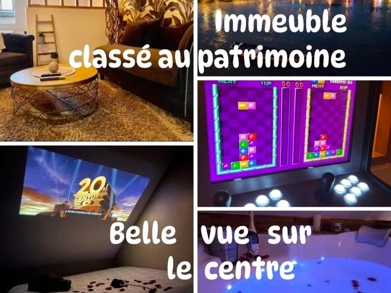 Salon cosy avec canapé et papier peint jungle - Love Room Mâcon - Séjour détente au cœur de MÂCON spa,ciné,bouteille offerte