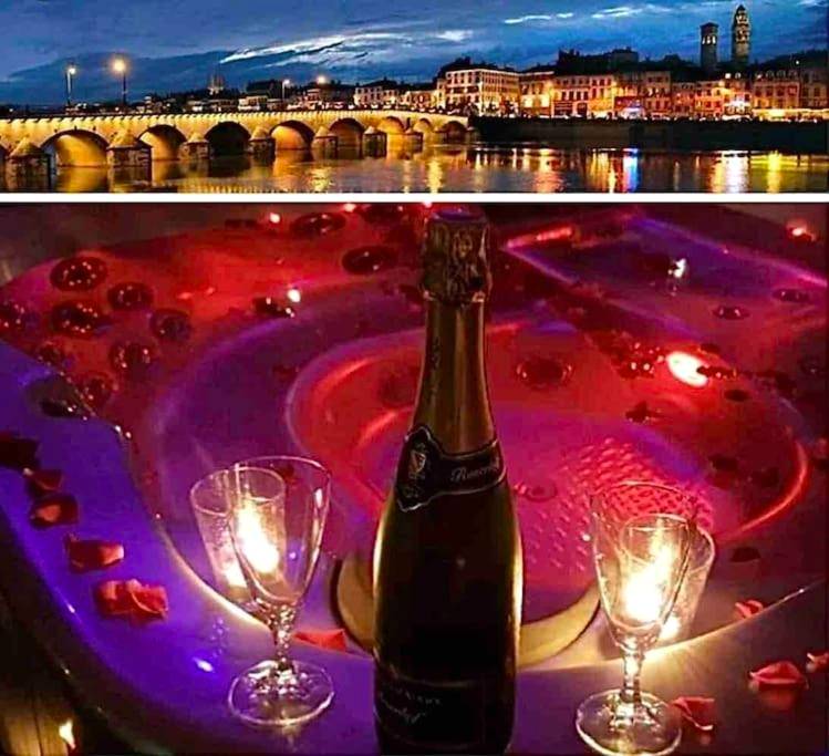 Jacuzzi avec champagne et pétales de rose - Séjour détente au cœur de MÂCON spa,ciné,bouteille offerte