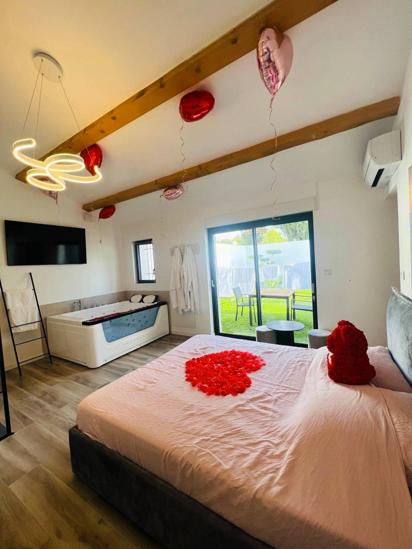 Lit avec pétales de rose et jacuzzi privatif - Love Room Marseille - Magnifique loveroom