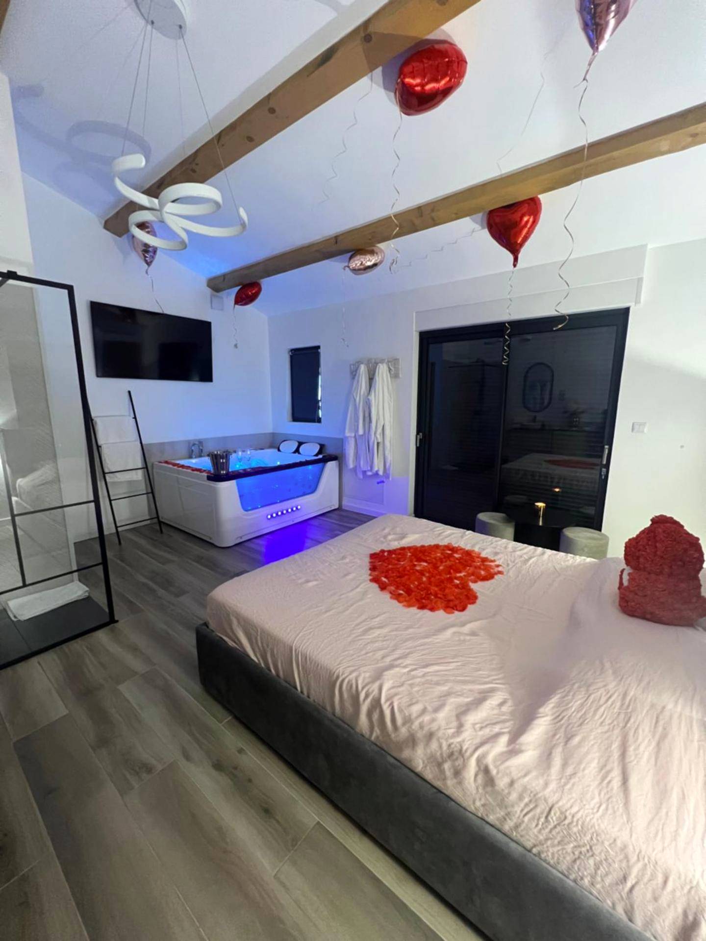 Suite romantique avec jacuzzi éclairé en bleu - Magnifique loveroom