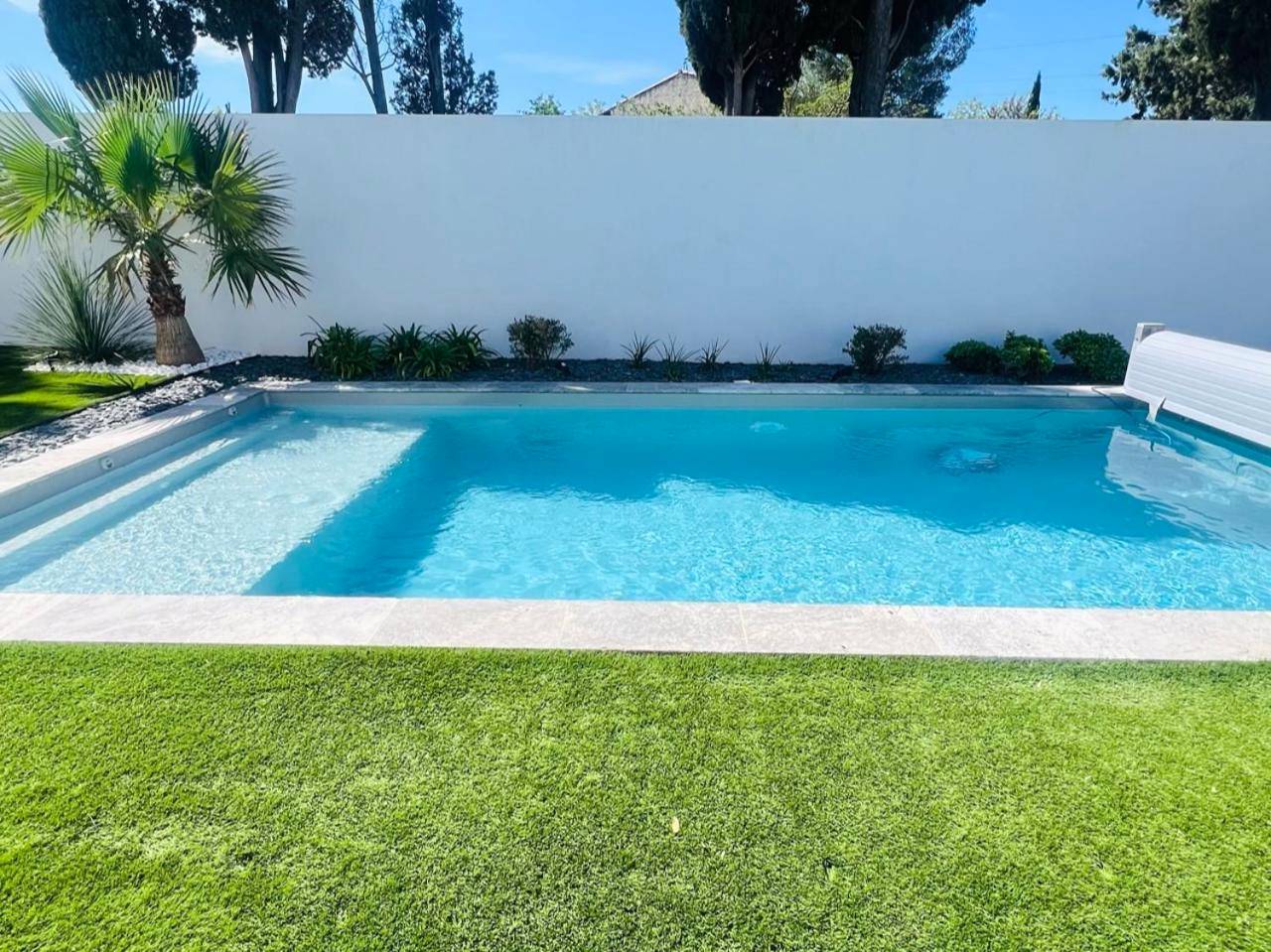 Piscine extérieure avec plage immergée - Magnifique loveroom