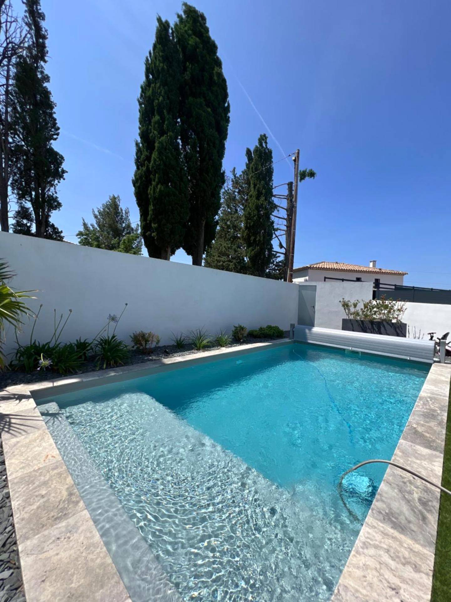 Bassin de nage avec terrasse en pierre - Magnifique loveroom