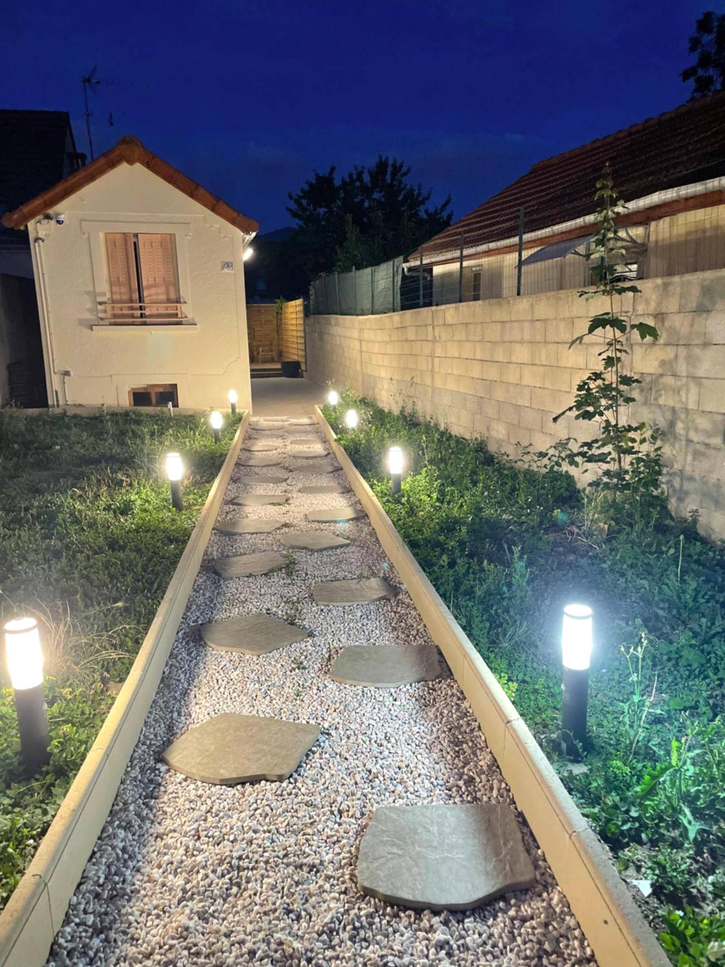 Allée de jardin éclairée avec pas japonais - Maison Hanaa, Sauna & Spa