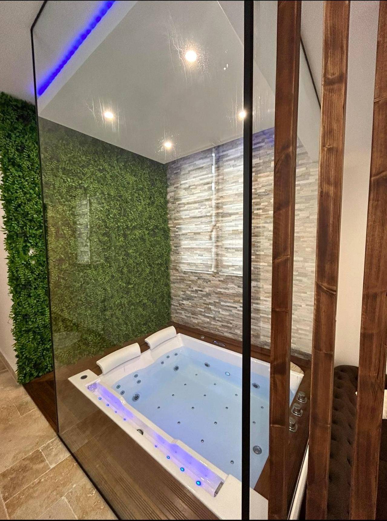 Baignoire balnéo avec éclairage LED bleu - Maison Hanaa, Sauna & Spa