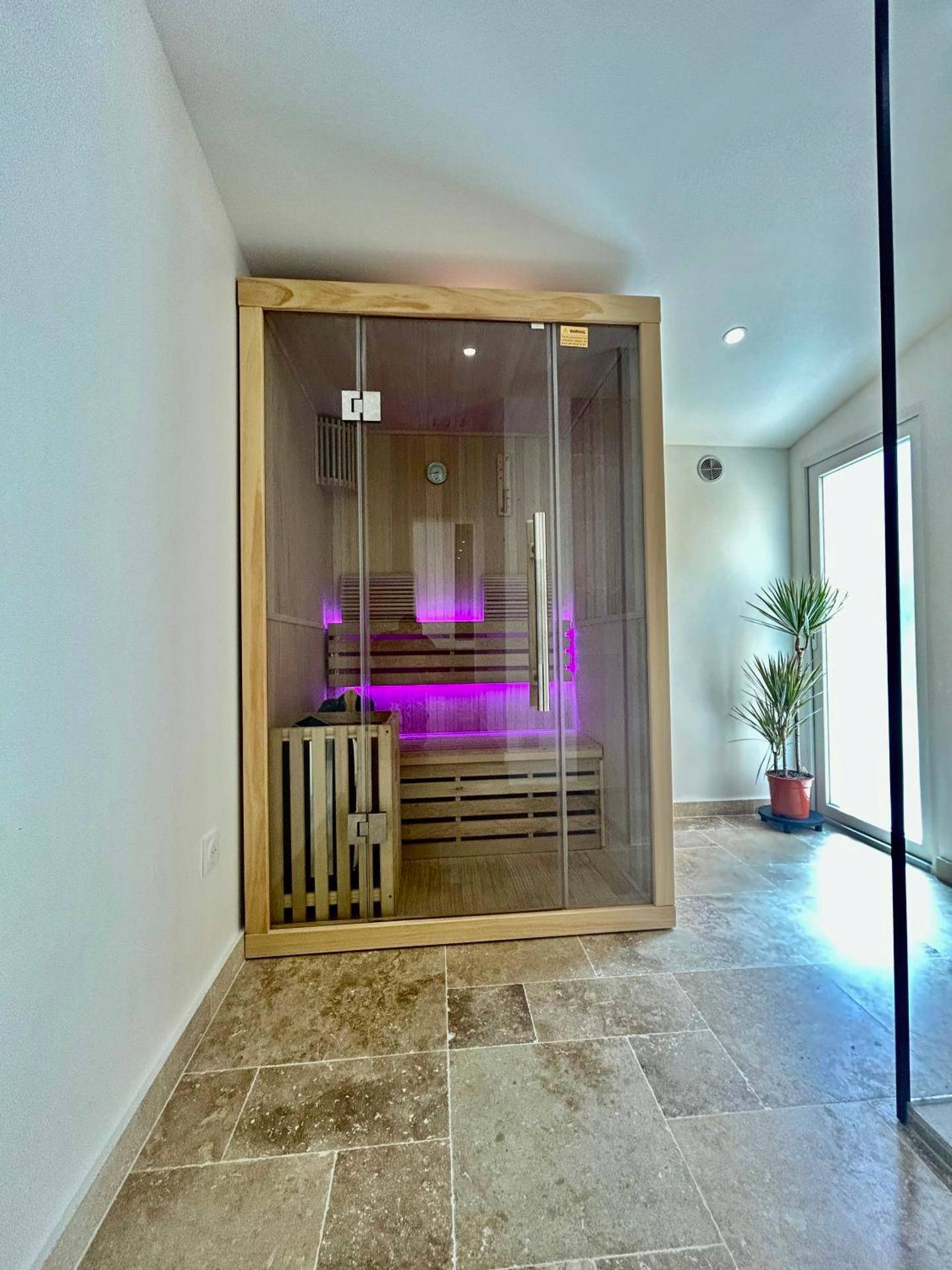 Sauna traditionnel avec éclairage rose - Maison Hanaa, Sauna & Spa