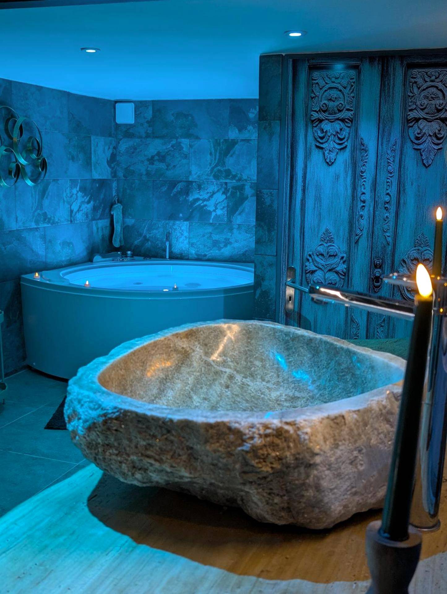 Vue principale - Love Room Monbalen - Maison Insolite avec Spa Privatif