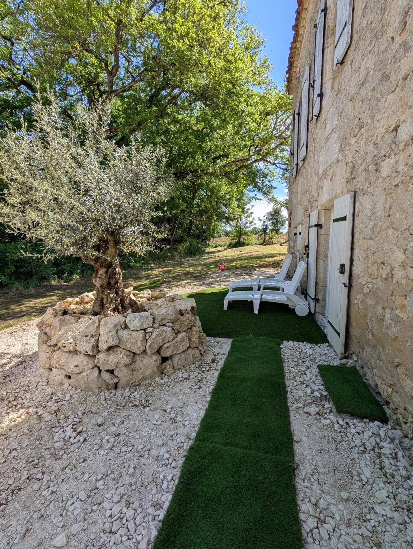 Photo du logement - Maison Insolite avec Spa Privatif - Monbalen