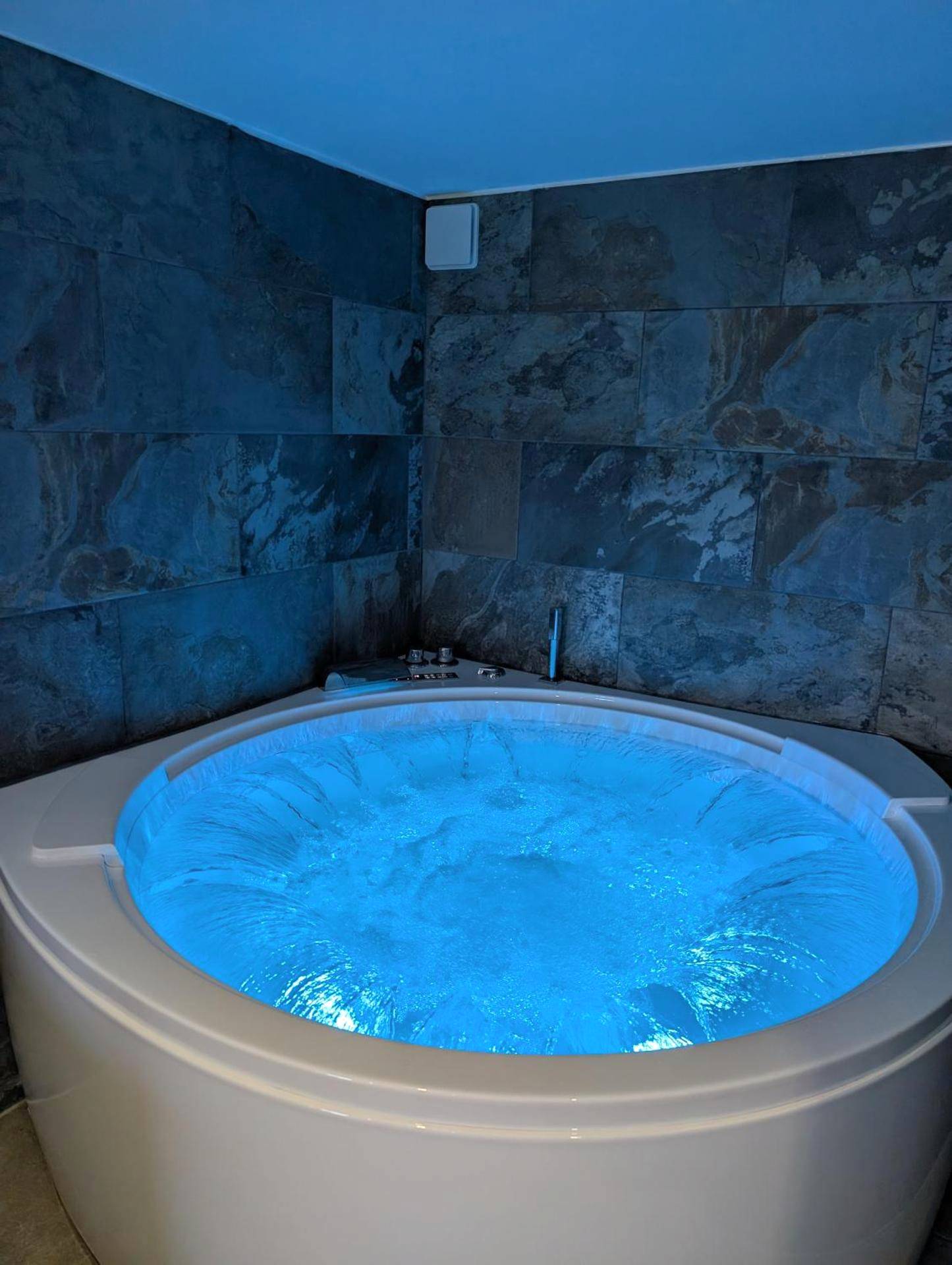 Autre vue interieure - Maison Insolite avec Spa Privatif - Monbalen