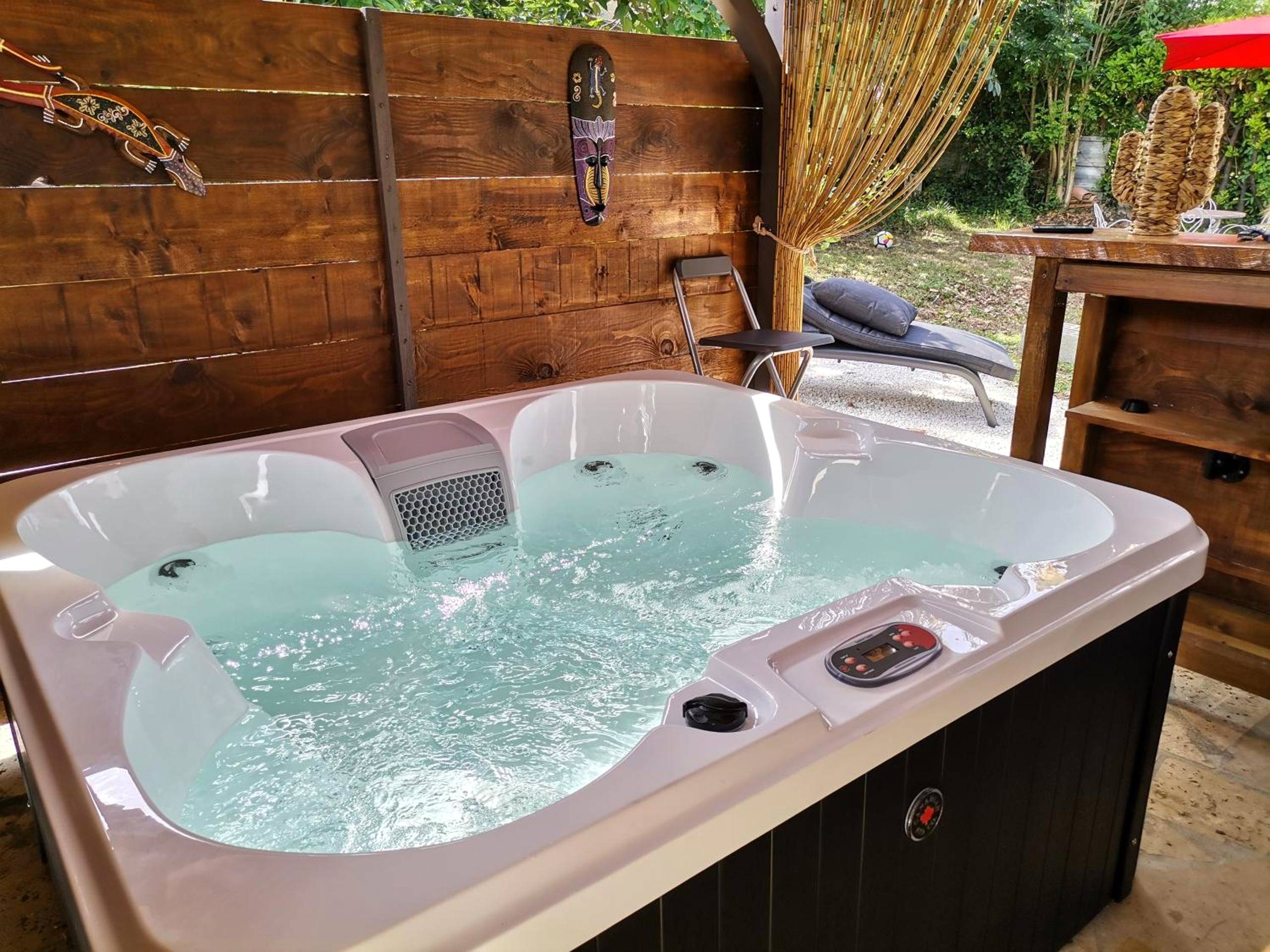 Jacuzzi privatif sous abri en bois - Love Room Nérac - maison avec jaccuzi privatif