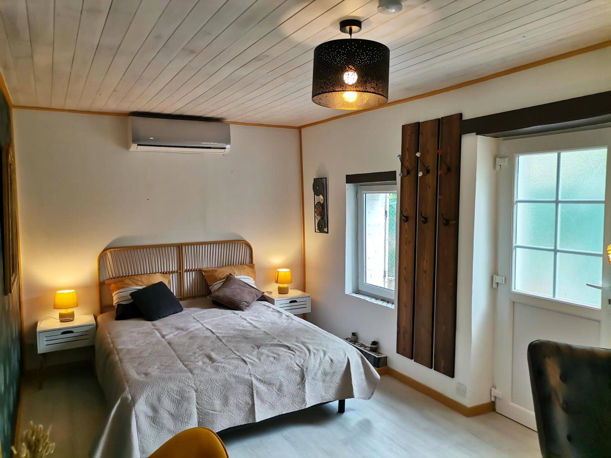 Chambre avec lit double et climatisation - maison avec jaccuzi privatif