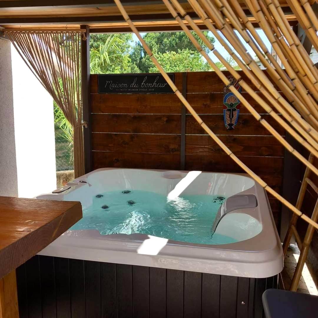 Bain à remous extérieur avec déco ethnique - maison avec jaccuzi privatif