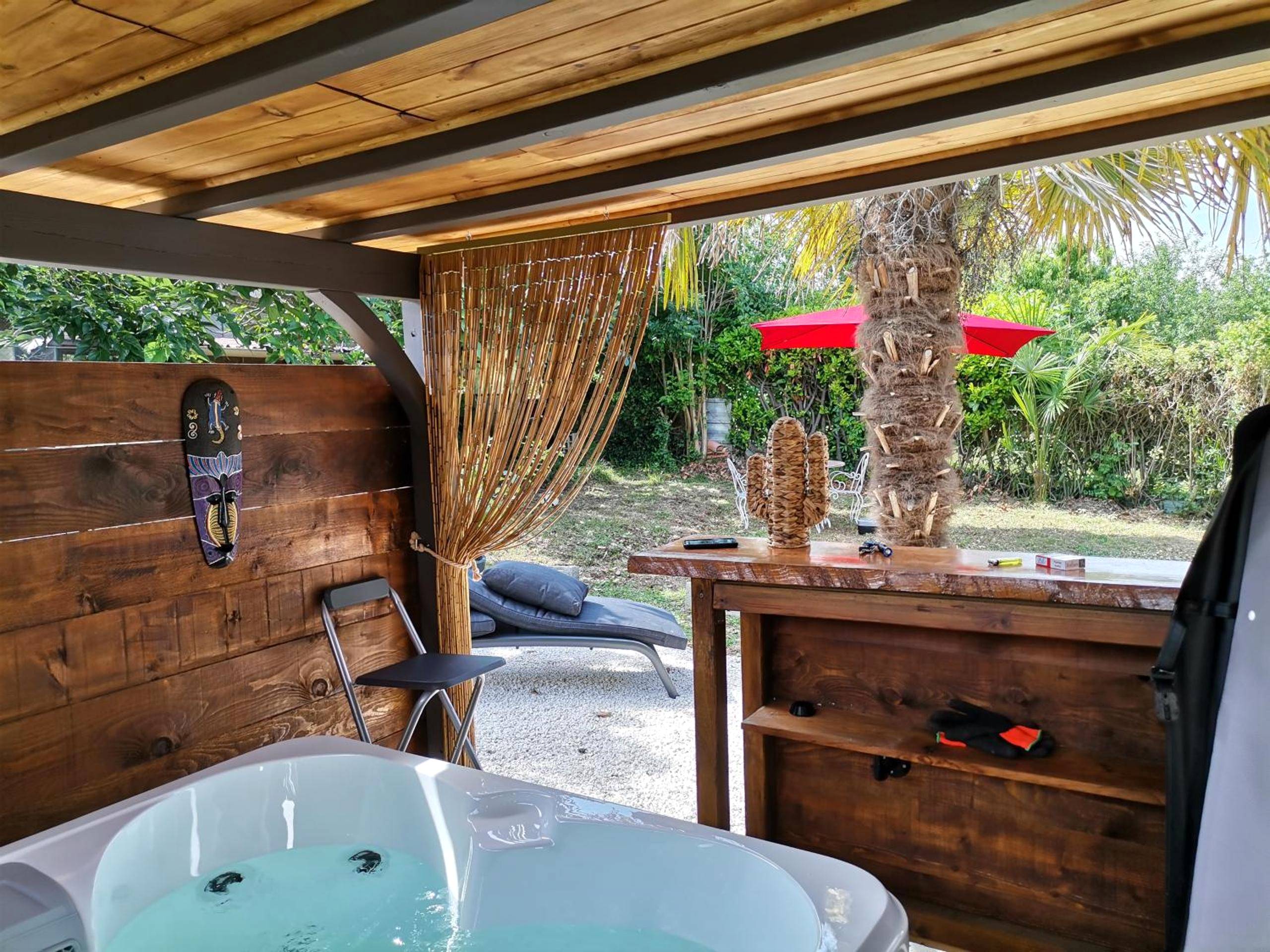 Espace détente avec bar et vue sur jardin - maison avec jaccuzi privatif