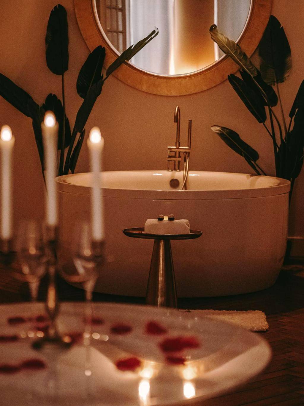 Baignoire îlot ronde et bougies romantiques - Love Room Bordeaux - Maison Marie - Astrid, Suite avec Balnéo privée