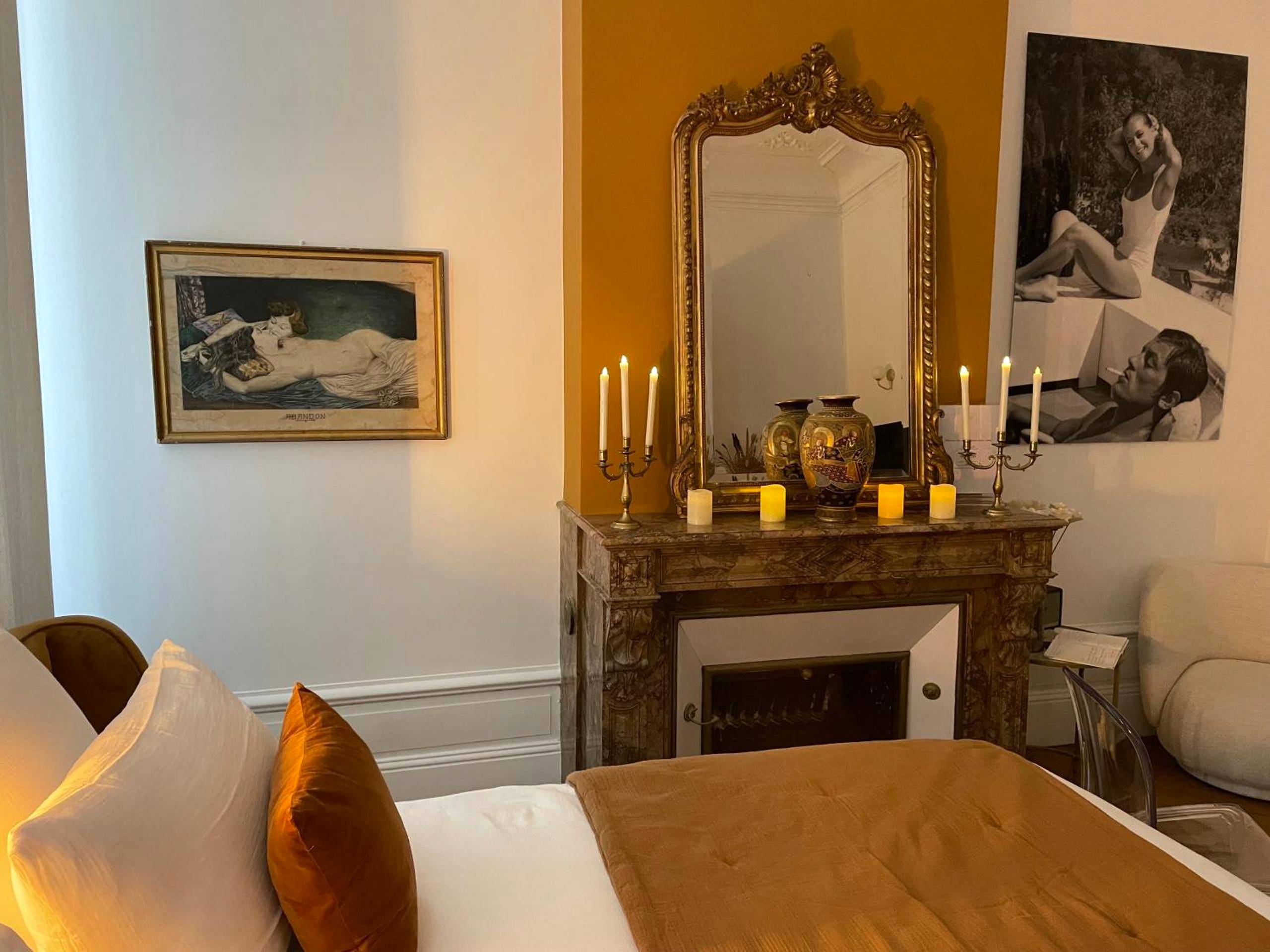 Chambre avec cheminée ancienne et miroir doré - Maison Marie - Astrid, Suite avec Balnéo privée