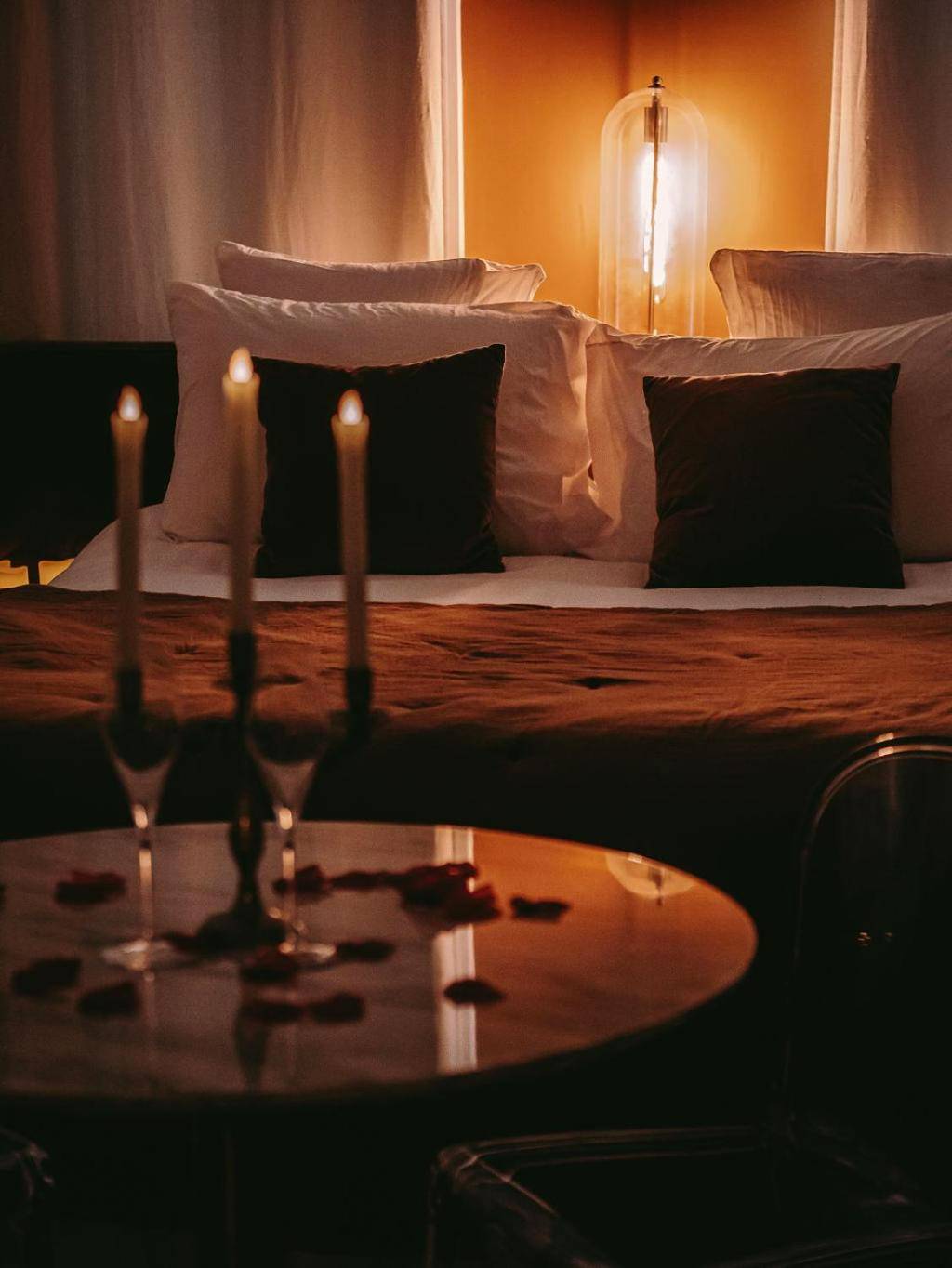 Lit double avec pétales de rose et chandeliers - Maison Marie - Astrid, Suite avec Balnéo privée