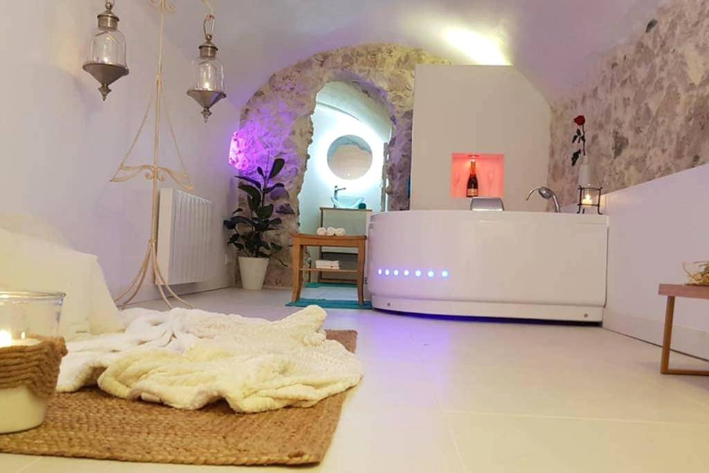 Baignoire balnéo sous voûte en pierre - MAISON SAFRANIER villa balnéo vieil antibes