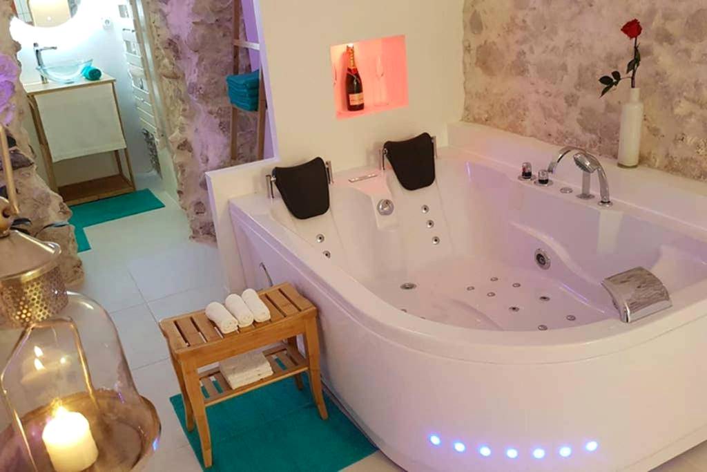 Jacuzzi d'angle avec appuie - têtes et champagne - MAISON SAFRANIER villa balnéo vieil antibes