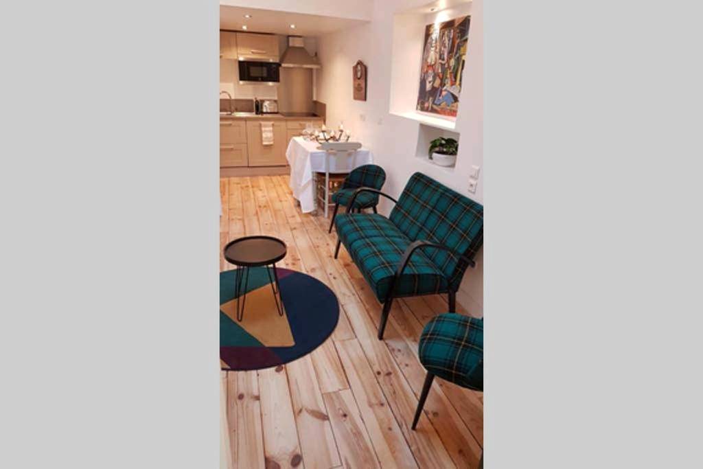 Salon avec canapé à carreaux et cuisine ouverte - MAISON SAFRANIER villa balnéo vieil antibes