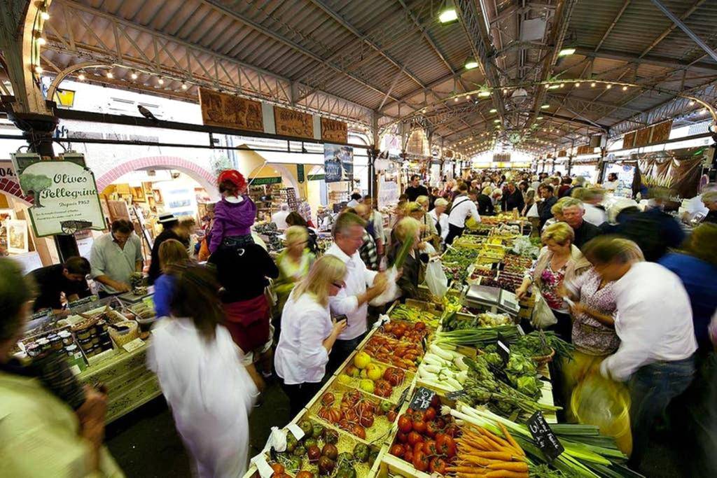 Marché provençal couvert avec étals de légumes - MAISON SAFRANIER villa balnéo vieil antibes