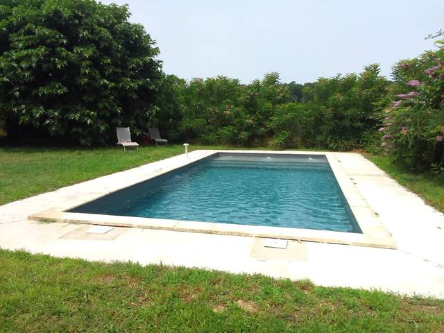 Piscine extérieure entourée de verdure - Maison des Soupirs