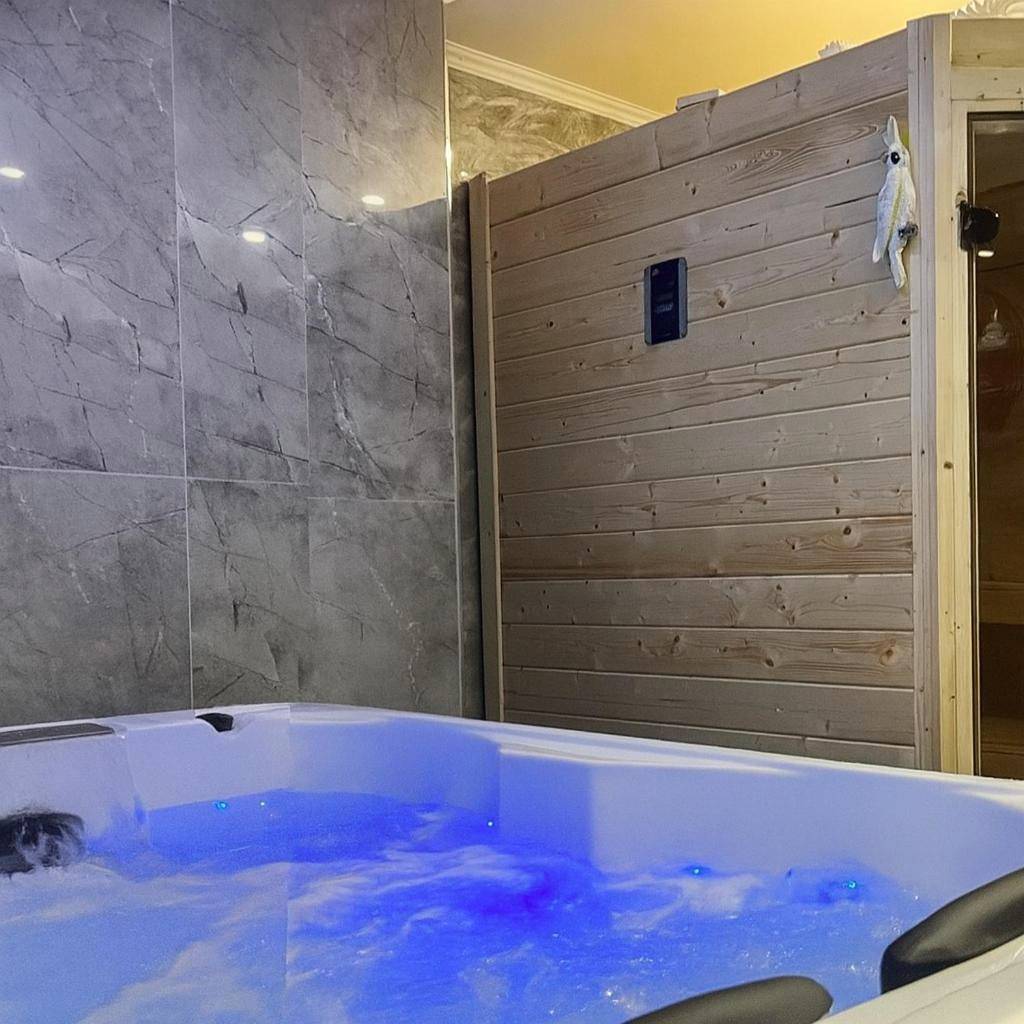 Jacuzzi privatif avec éclairage bleu et sauna - Love Room Weitbruch - Maison privative SPA Jacuzzi Sauna Salle de jeux