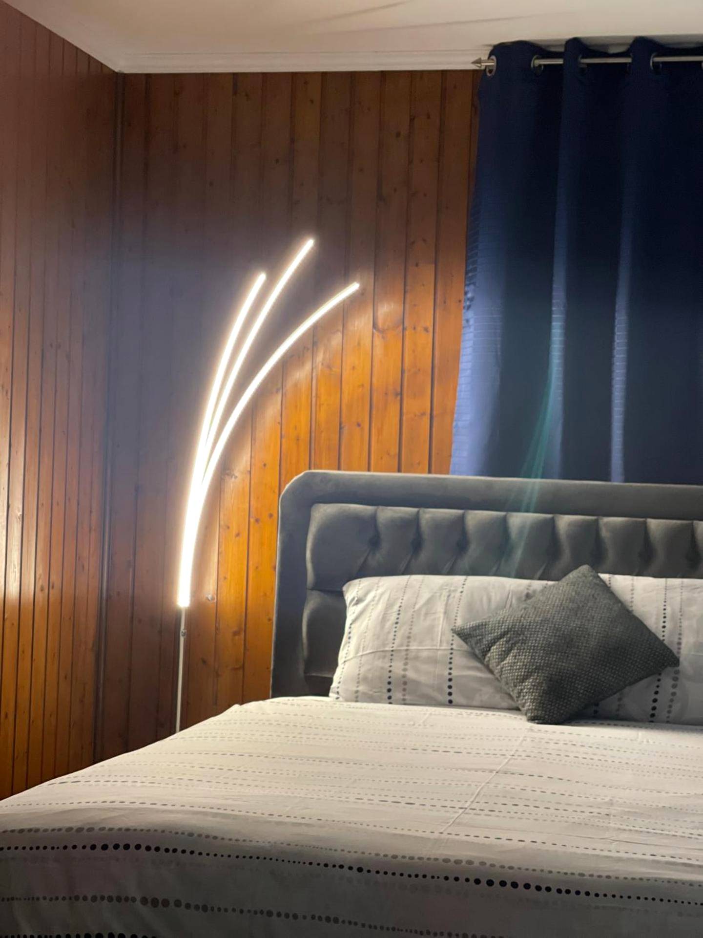 Lit double avec tête de lit capitonnée et luminaire - Maison privative SPA Jacuzzi Sauna Salle de jeux