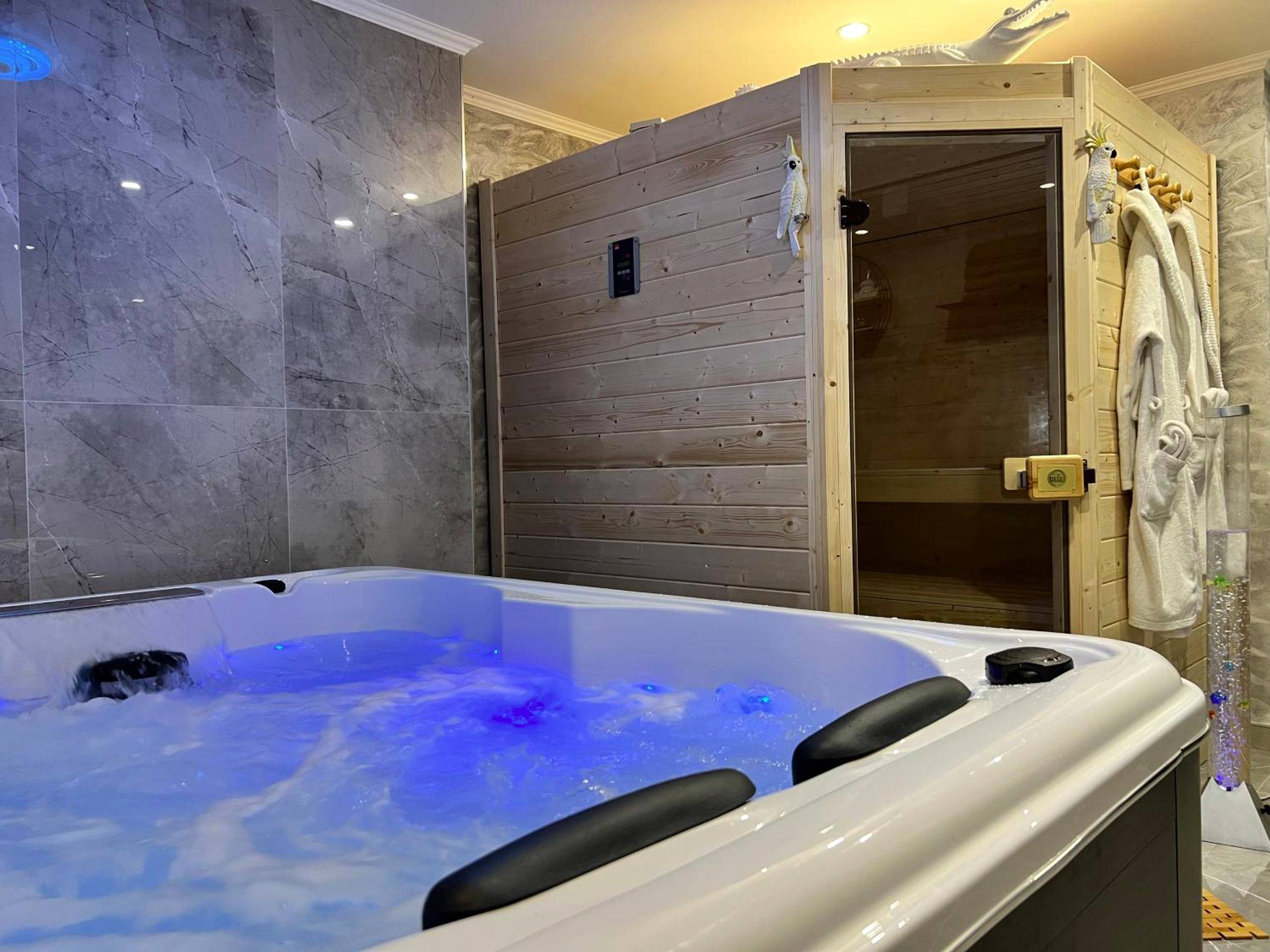Espace bien - être avec jacuzzi et sauna en bois - Maison privative SPA Jacuzzi Sauna Salle de jeux