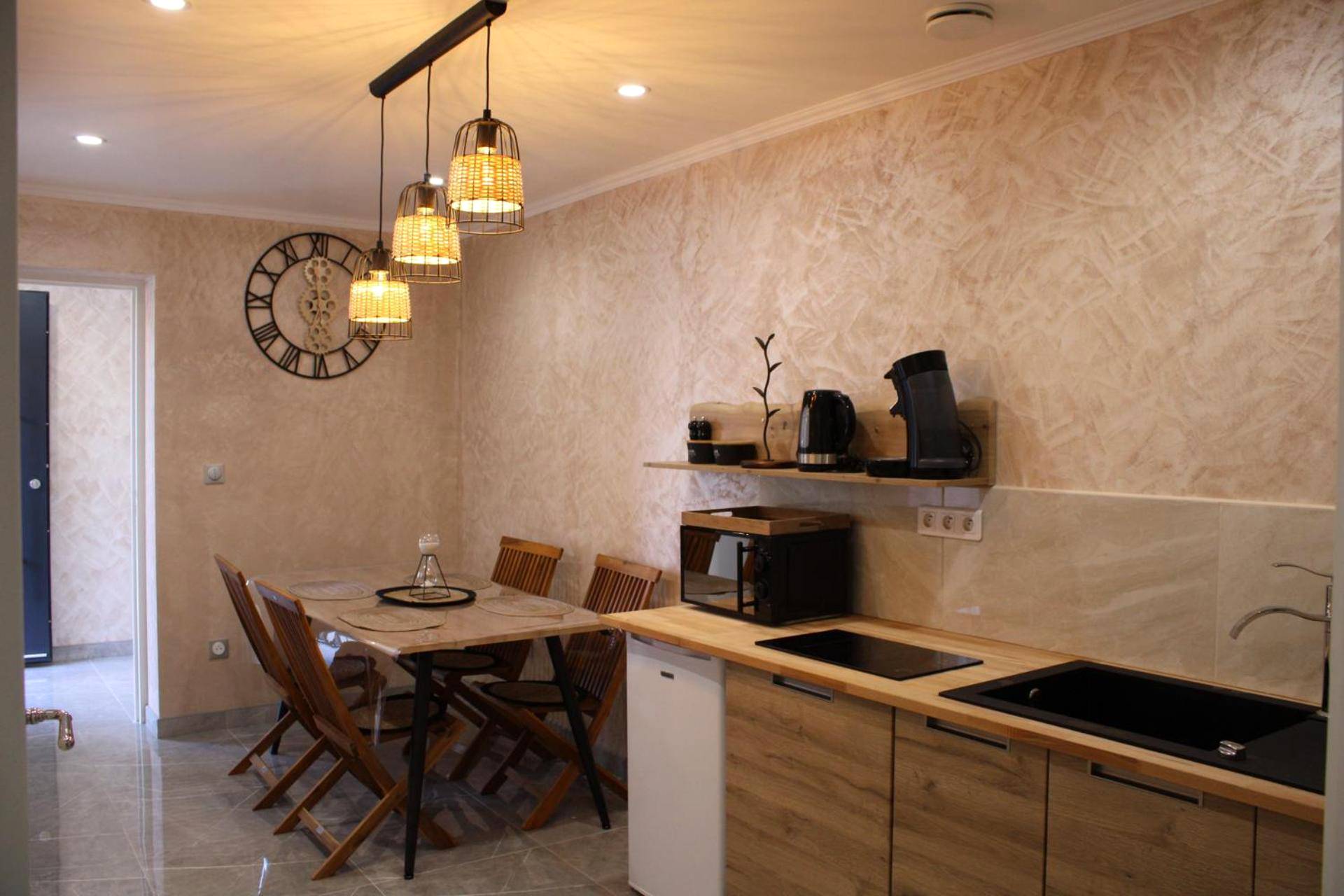 Cuisine équipée avec coin repas et luminaires - Maison privative SPA Jacuzzi Sauna Salle de jeux