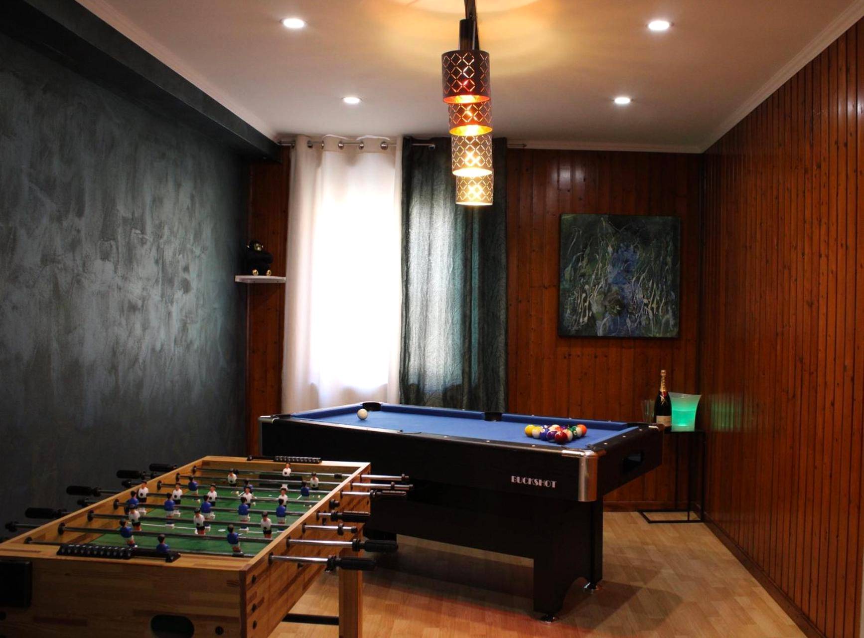 Salle de jeux avec billard et baby - foot - Maison privative SPA Jacuzzi Sauna Salle de jeux