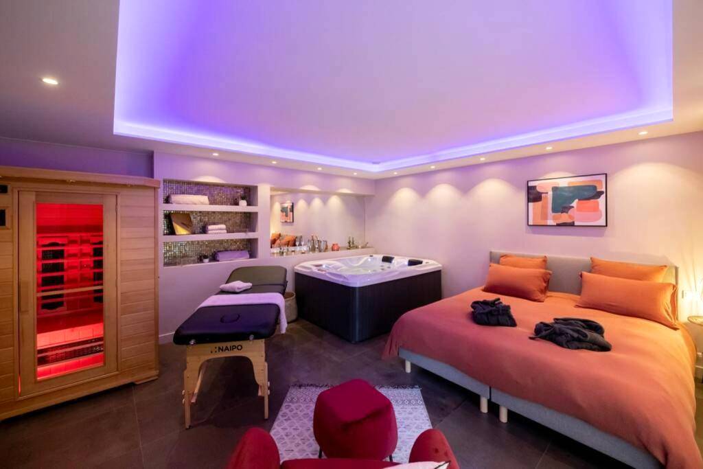 Suite avec lit, jacuzzi, sauna et table de massage - Love Room Bailleval - MAISON AVEC SPA PRIVATIF ( JACUZZI ET SAUNA)