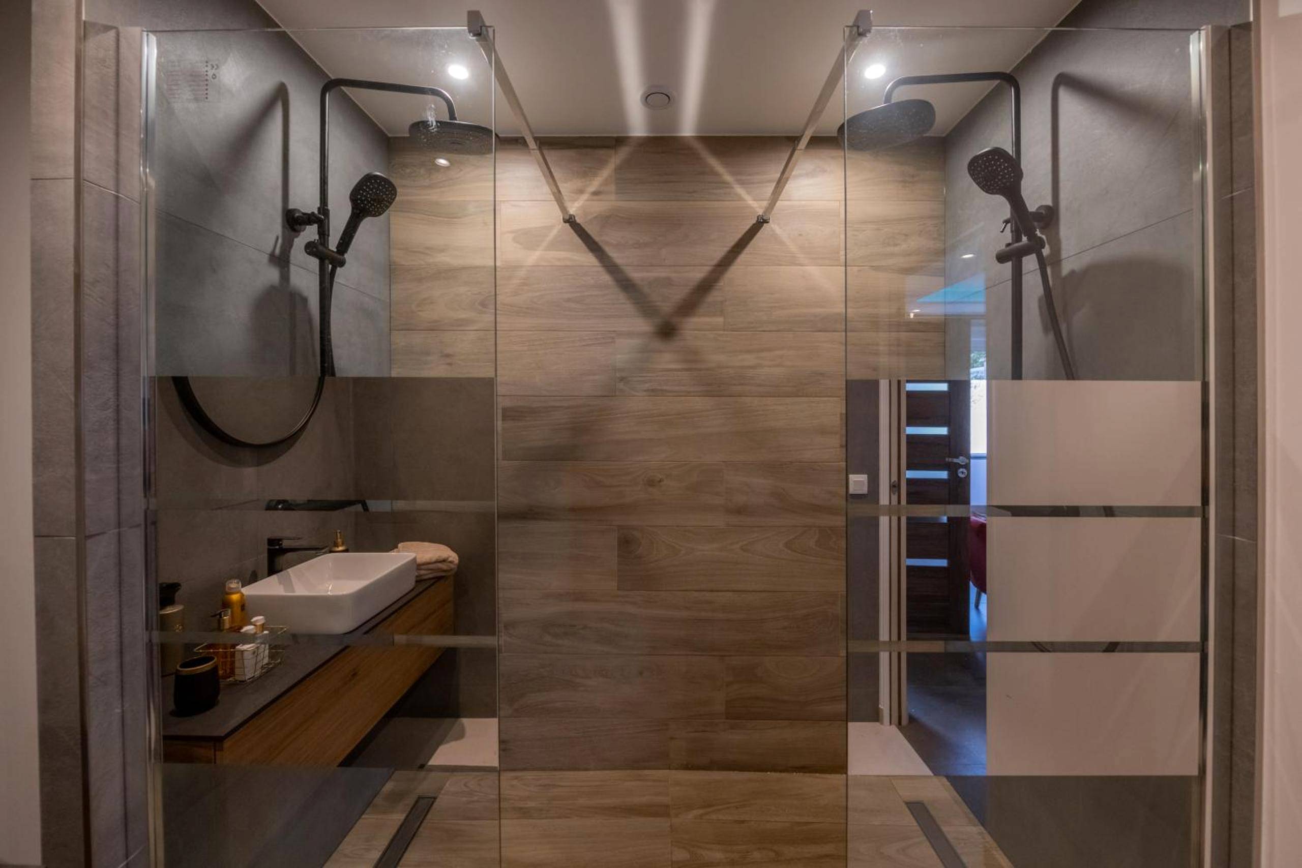 Double douche à l'italienne avec paroi vitrée - MAISON AVEC SPA PRIVATIF ( JACUZZI ET SAUNA)