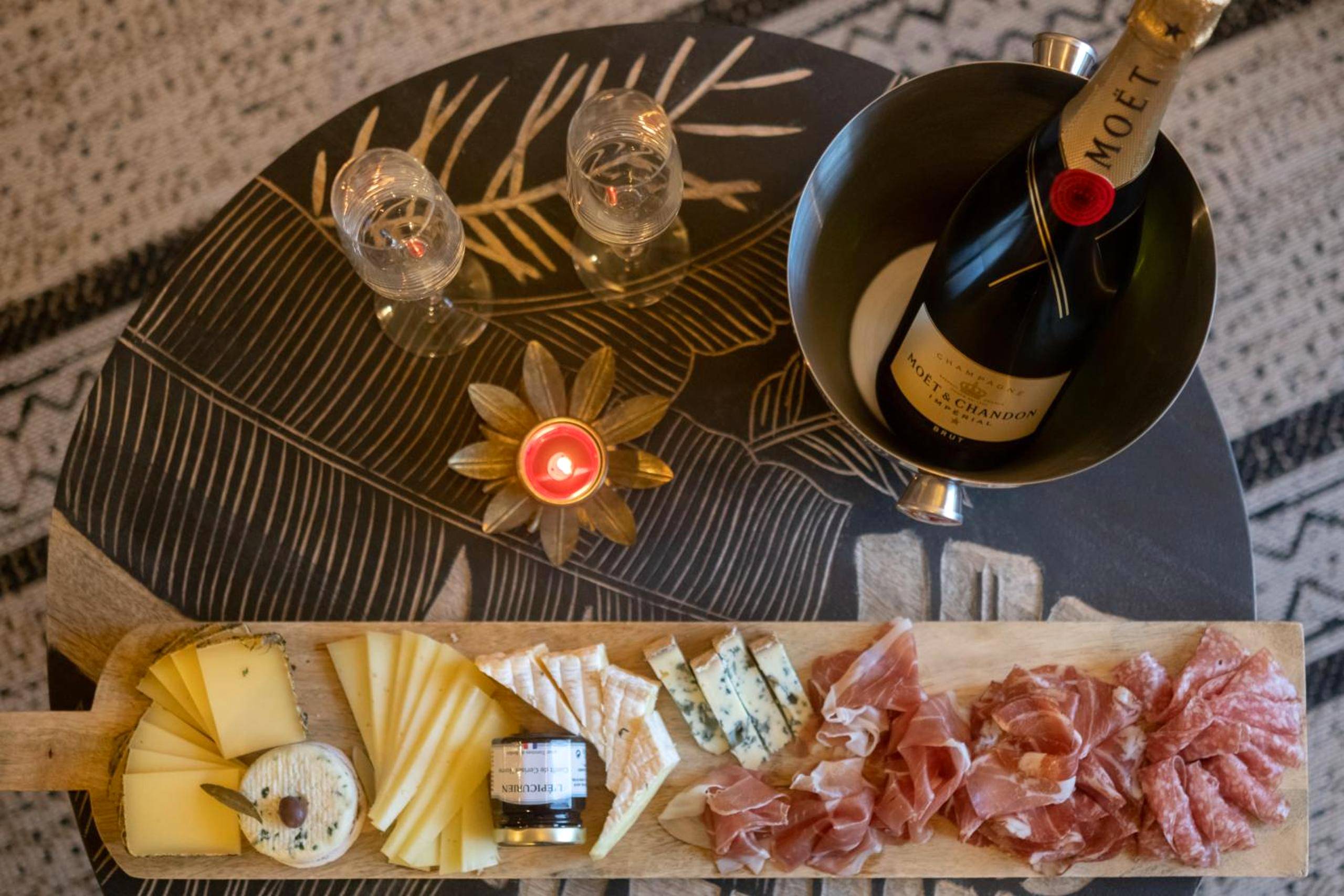 Planche de charcuterie, fromage et champagne - MAISON AVEC SPA PRIVATIF ( JACUZZI ET SAUNA)