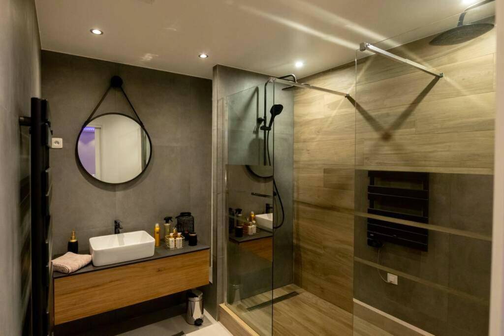 Salle d'eau moderne avec douche et miroir rond - MAISON AVEC SPA PRIVATIF ( JACUZZI ET SAUNA)