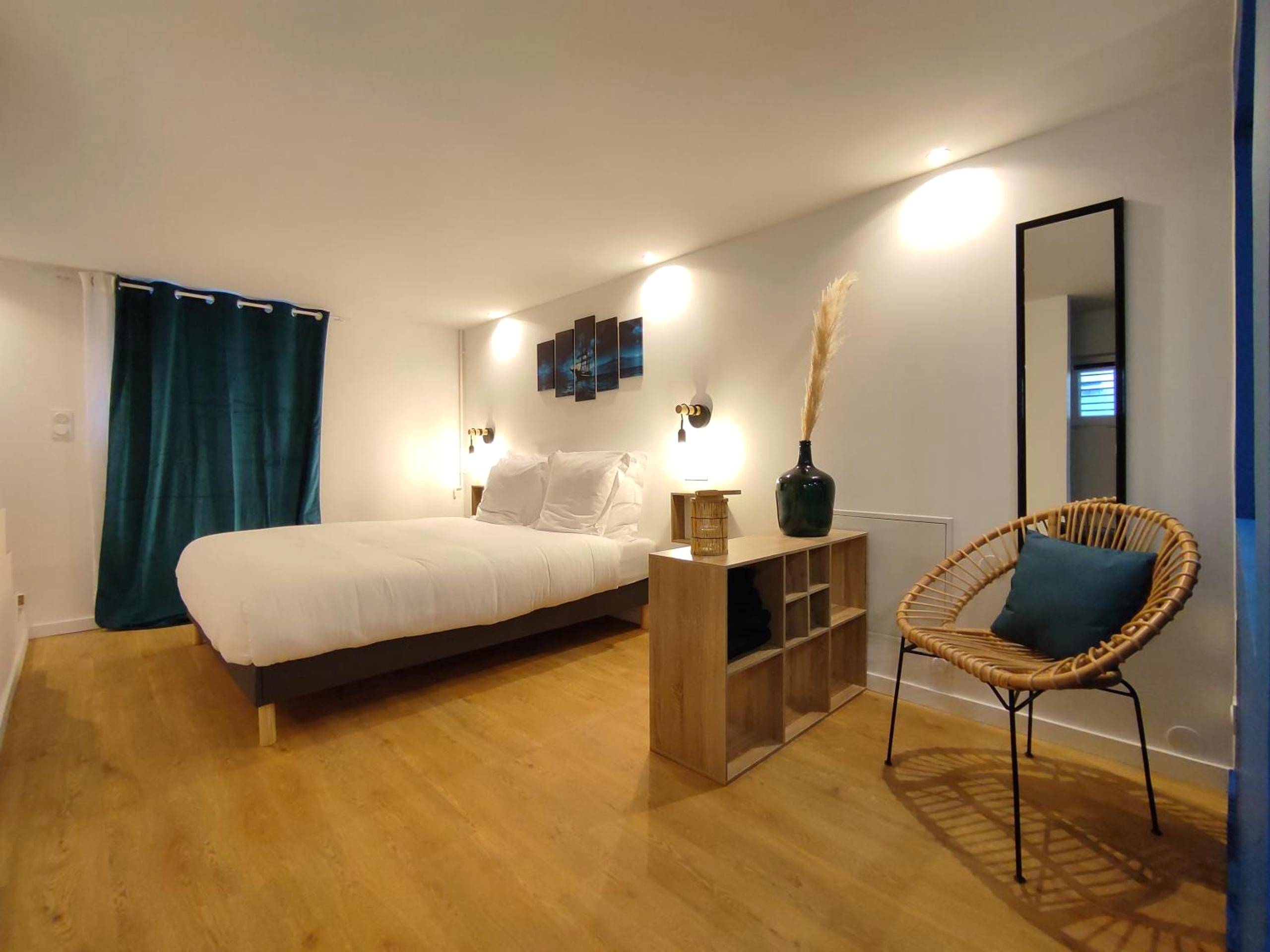 Chambre avec lit double et fauteuil en rotin - Maison de ville, SPA Balnéo, 2 suites parentales