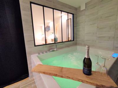 Baignoire balnéo lumineuse face à une verrière - Maison de ville, SPA Balnéo, 2 suites parentales