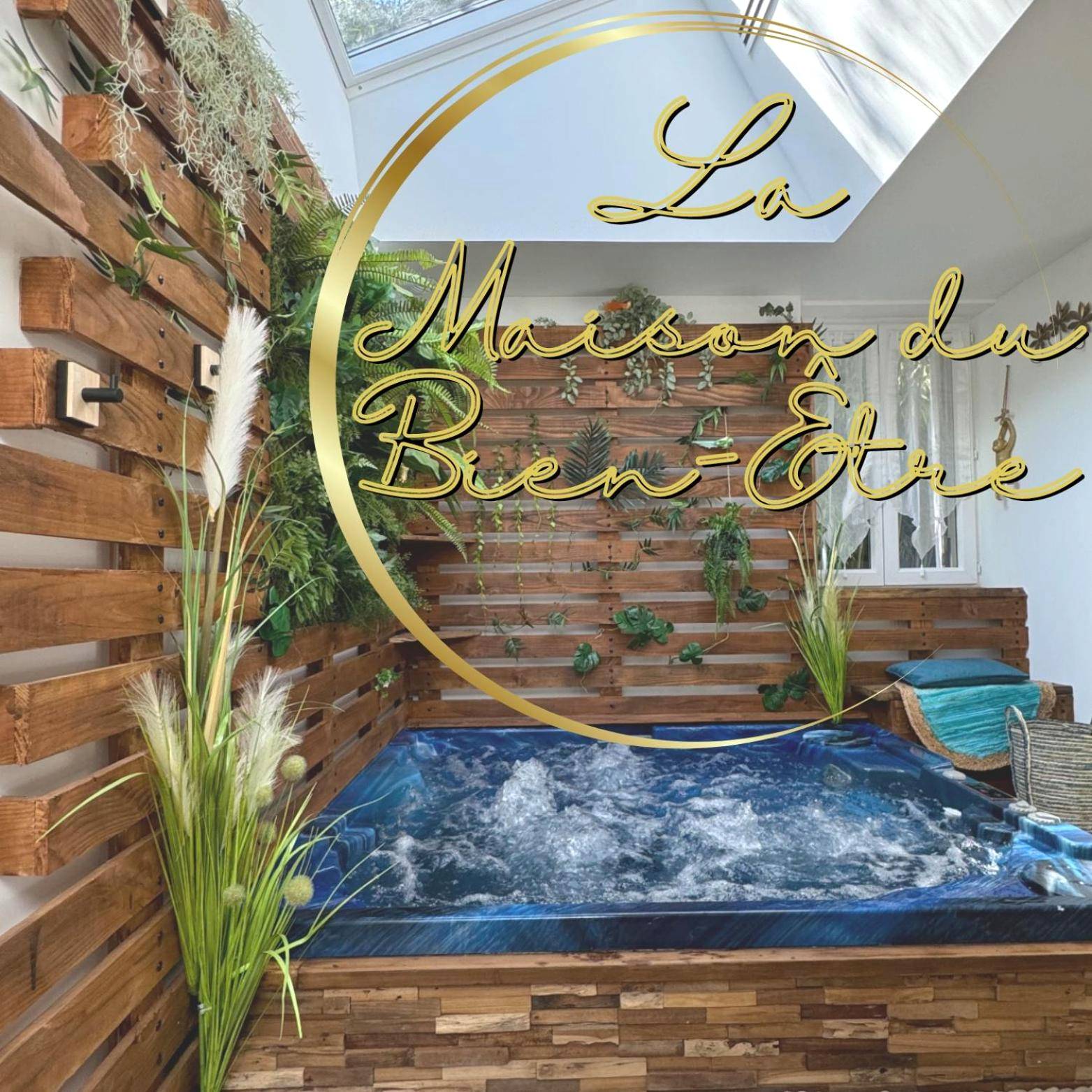 Jacuzzi privatif sous verrière avec mur végétal - Love Room Chamboret - La Maisonnette du Bien - Être