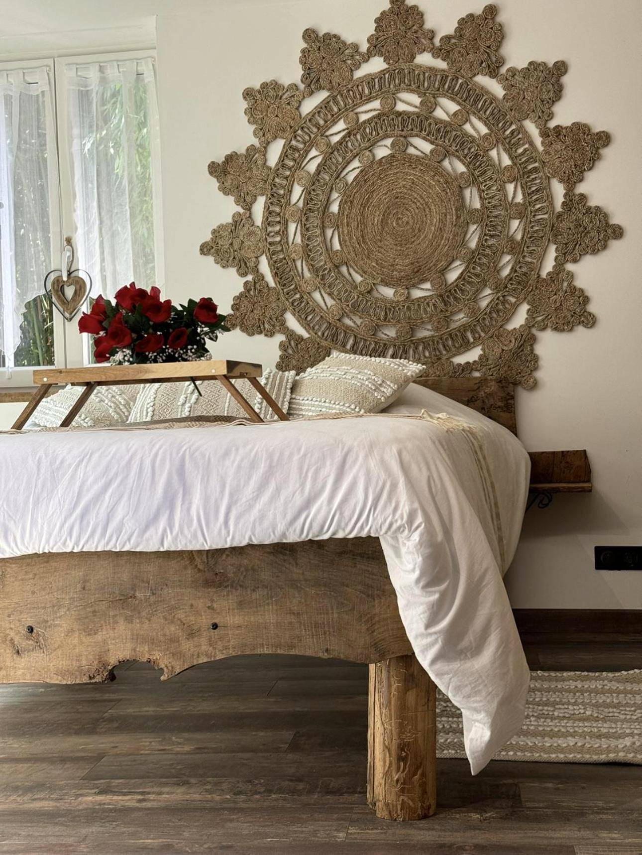 Lit double en bois avec décoration murale ronde - La Maisonnette du Bien - Être